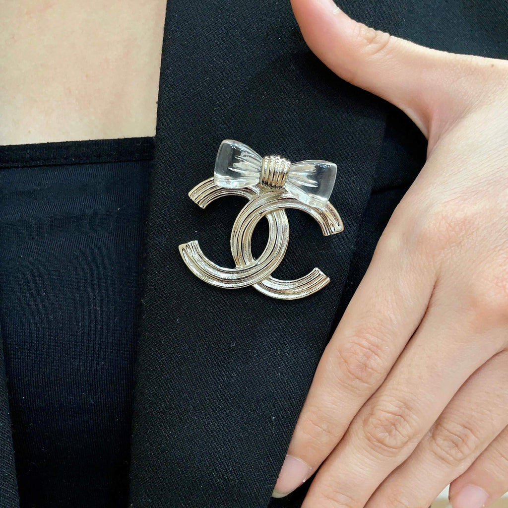 CHANEL 26S DOUBLE C LOGO BOW DETAIL OPENWORK BROOCH IN GOLD METAL 629193