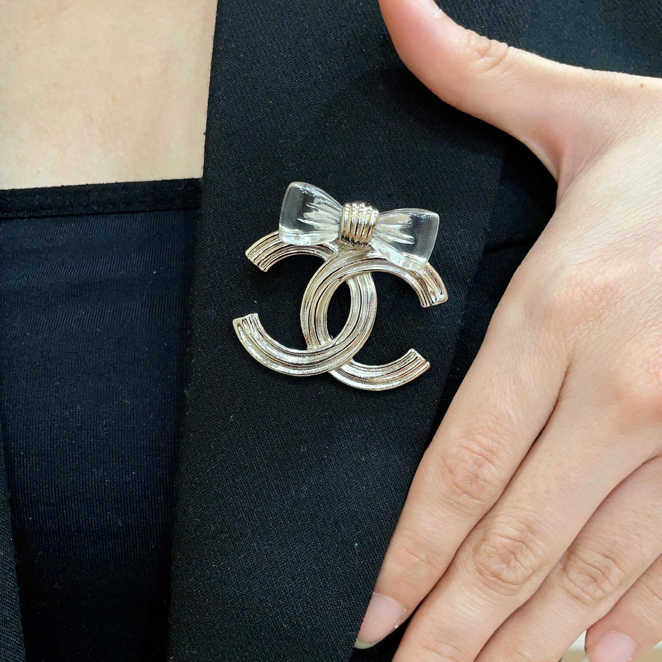 CHANEL 26S DOUBLE C LOGO BOW DETAIL OPENWORK BROOCH IN GOLD METAL 629193