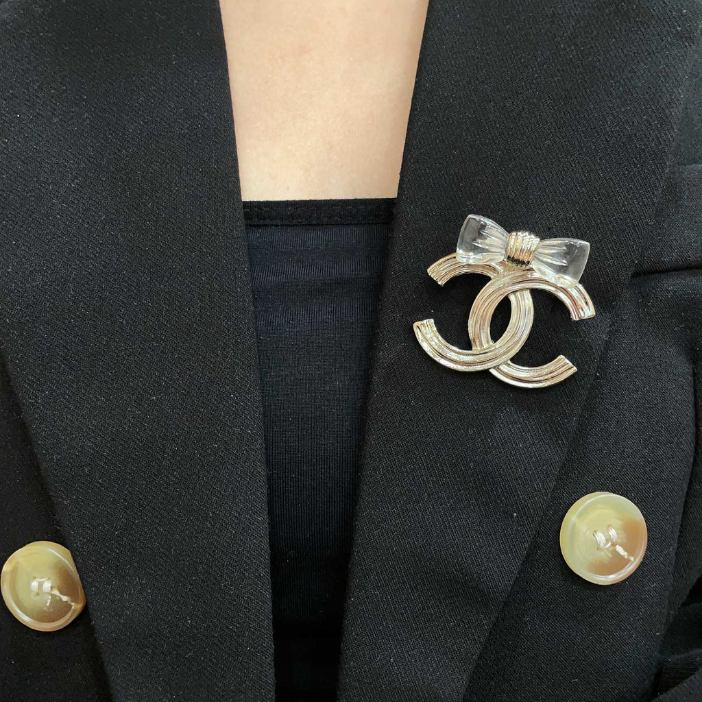 CHANEL 26S DOUBLE C LOGO BOW DETAIL OPENWORK BROOCH IN GOLD METAL 629193