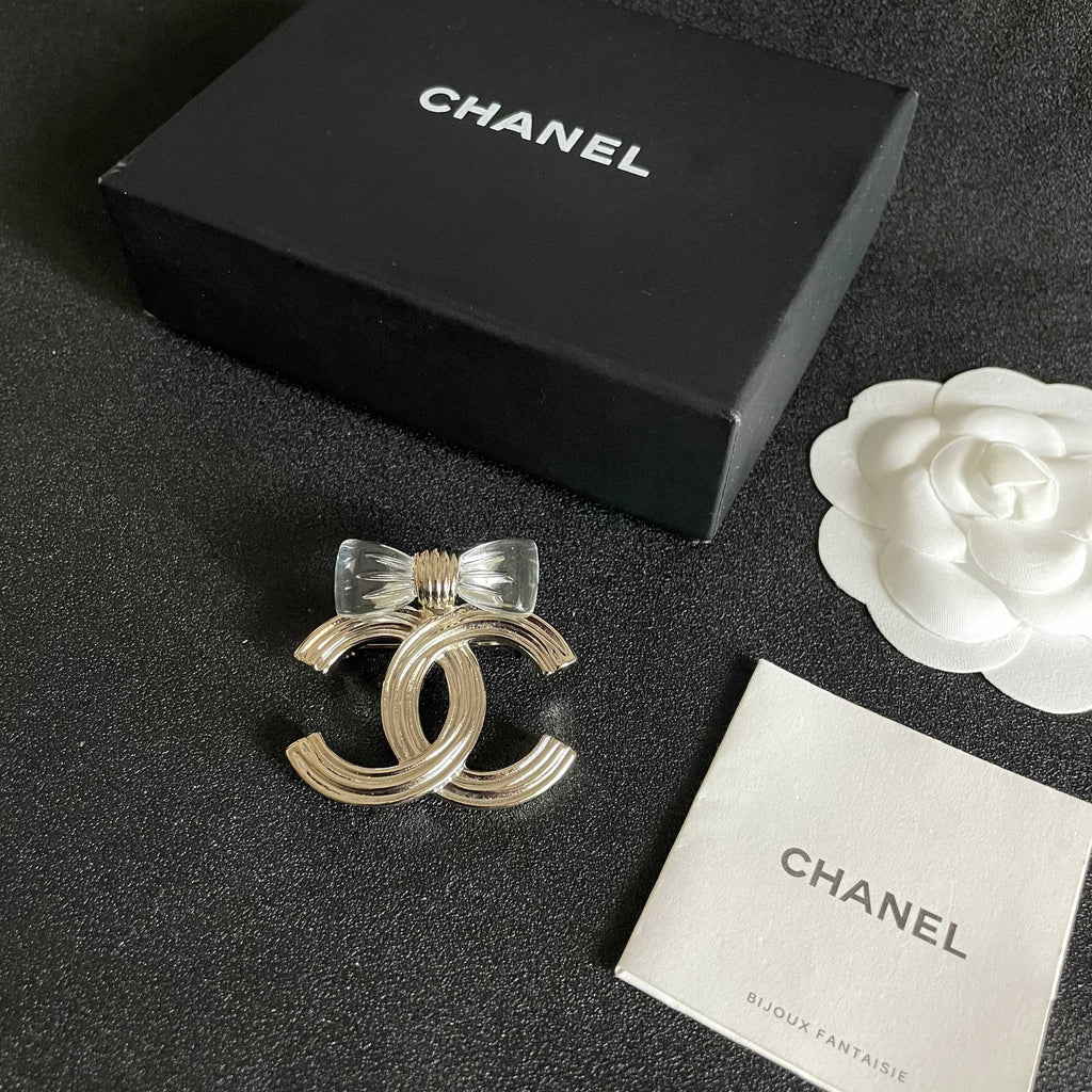CHANEL 26S DOUBLE C LOGO BOW DETAIL OPENWORK BROOCH IN GOLD METAL 629193