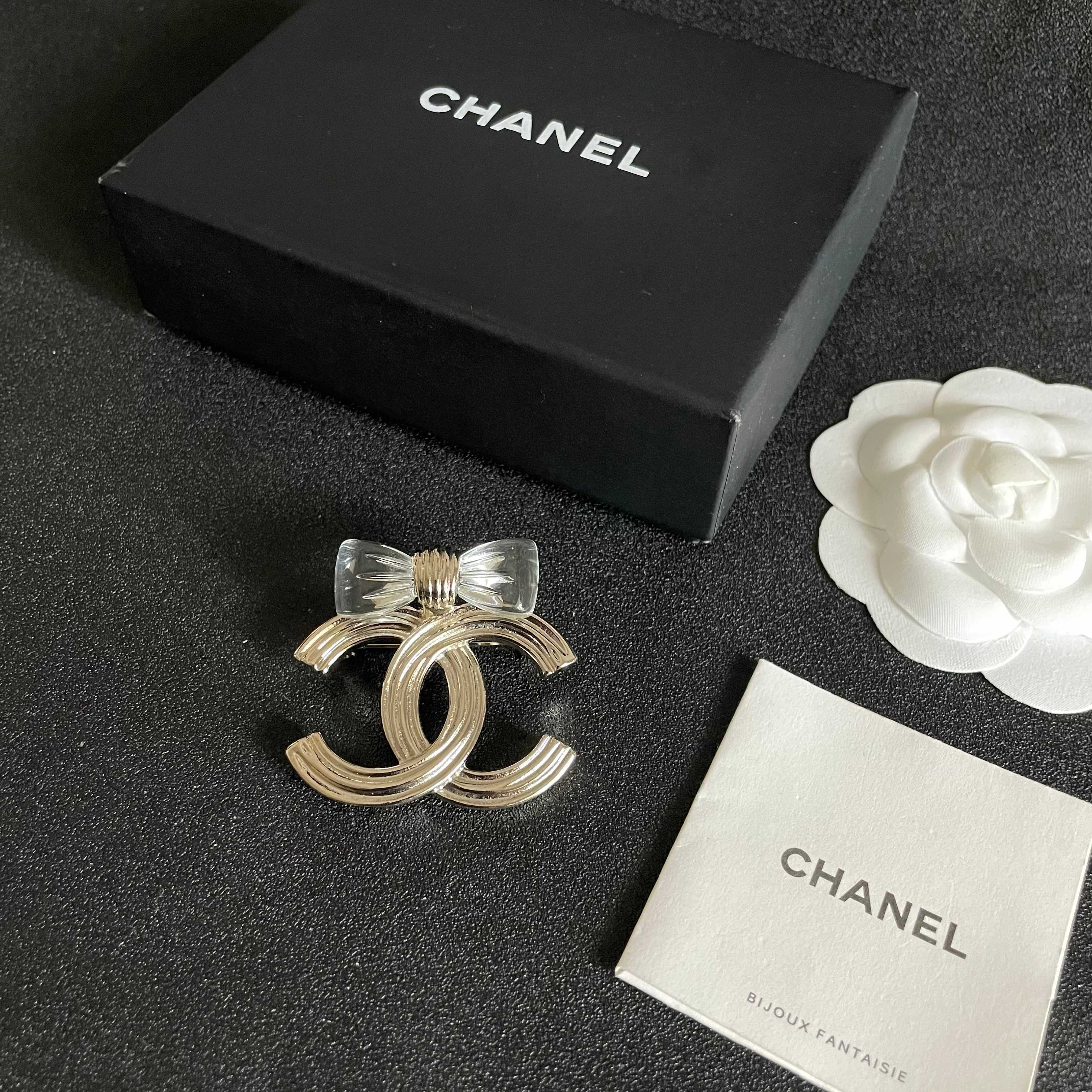 CHANEL 26S DOUBLE C LOGO BOW DETAIL OPENWORK BROOCH IN GOLD METAL 629193
