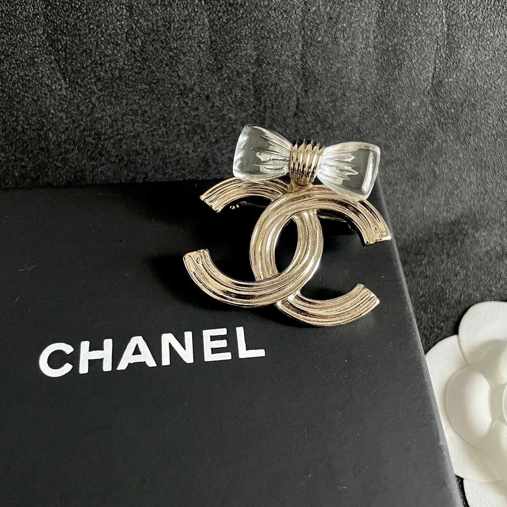 CHANEL 26S DOUBLE C LOGO BOW DETAIL OPENWORK BROOCH IN GOLD METAL 629193