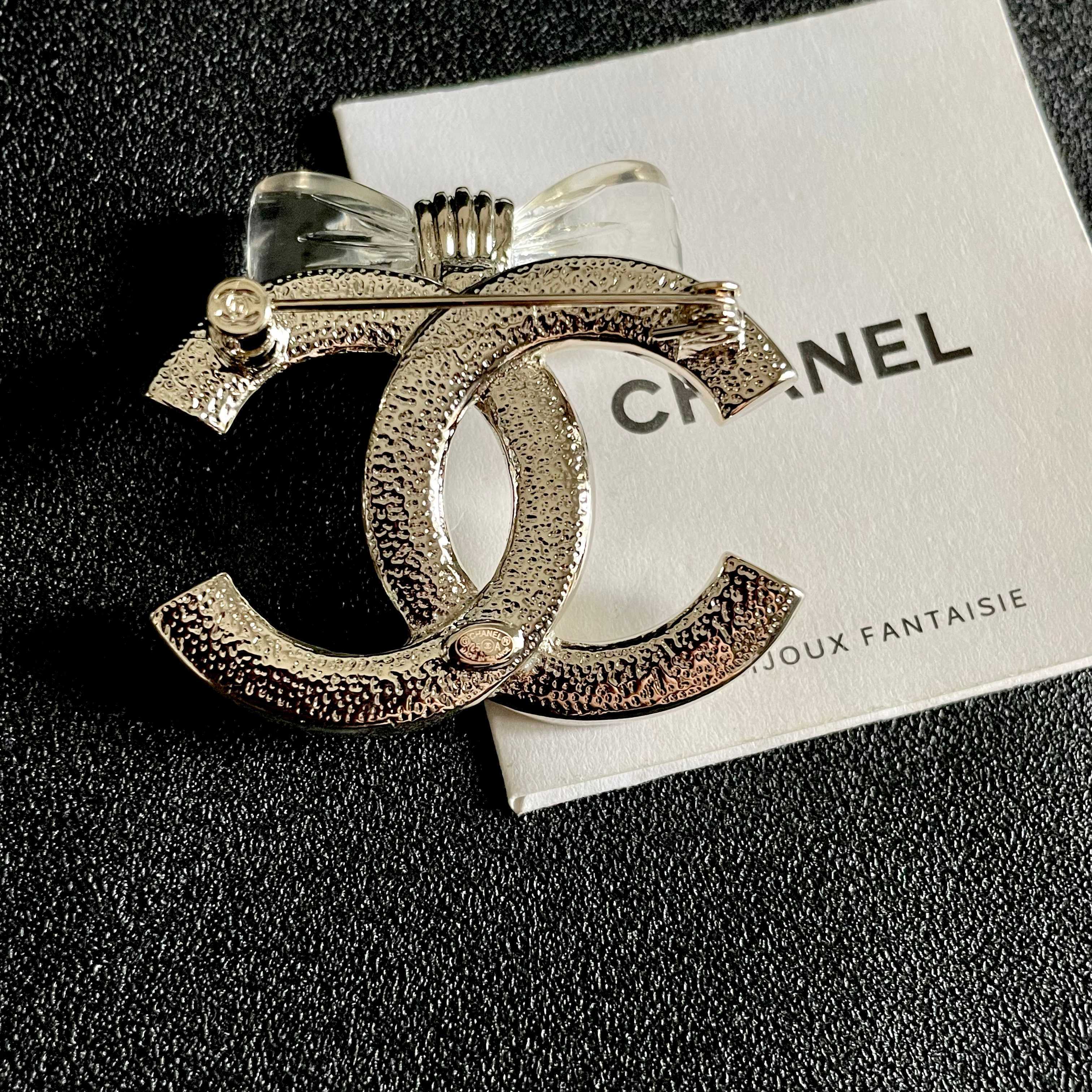 CHANEL 26S DOUBLE C LOGO BOW DETAIL OPENWORK BROOCH IN GOLD METAL 629193