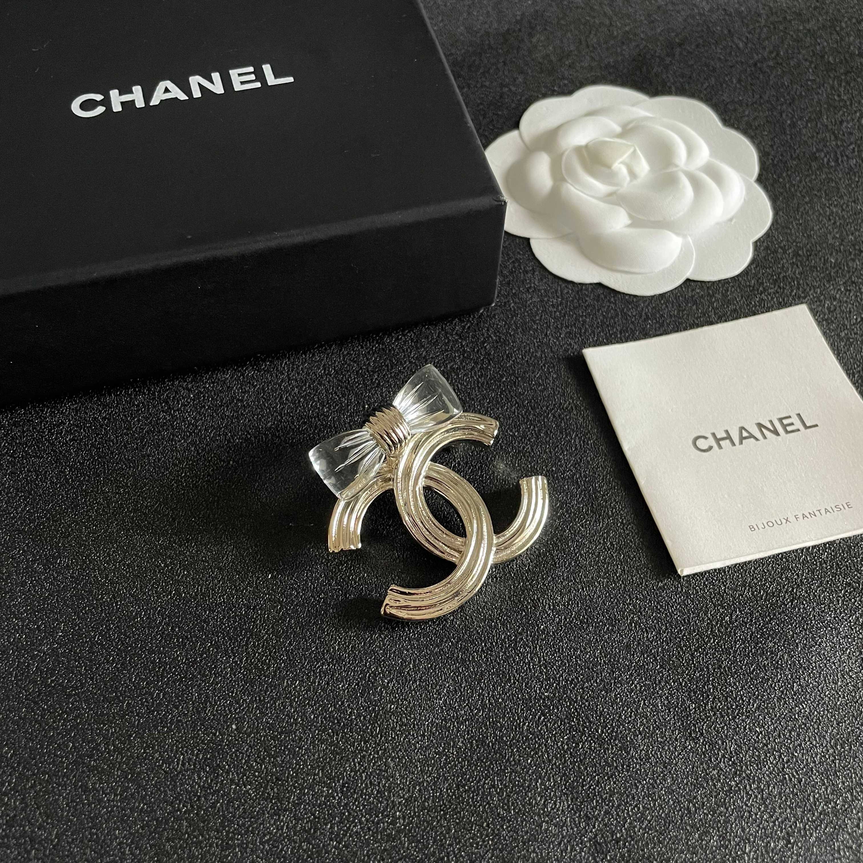 CHANEL 26S DOUBLE C LOGO BOW DETAIL OPENWORK BROOCH IN GOLD METAL 629193