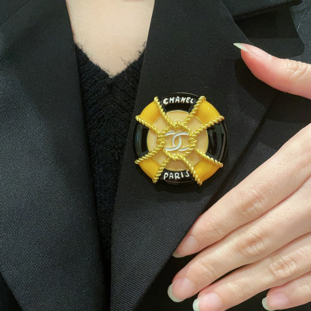 CHANEL 26S DOUBLE C LOGO PARIS ROUND ENAMEL BROOCH IN BLACK & AMBER WITH ROPE DETAIL GOLD METAL 629194