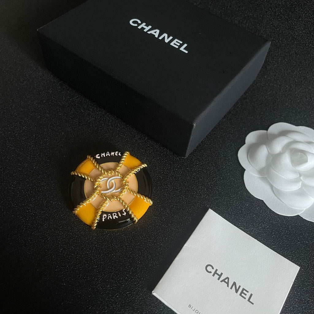 CHANEL 26S DOUBLE C LOGO PARIS ROUND ENAMEL BROOCH IN BLACK & AMBER WITH ROPE DETAIL GOLD METAL 629194