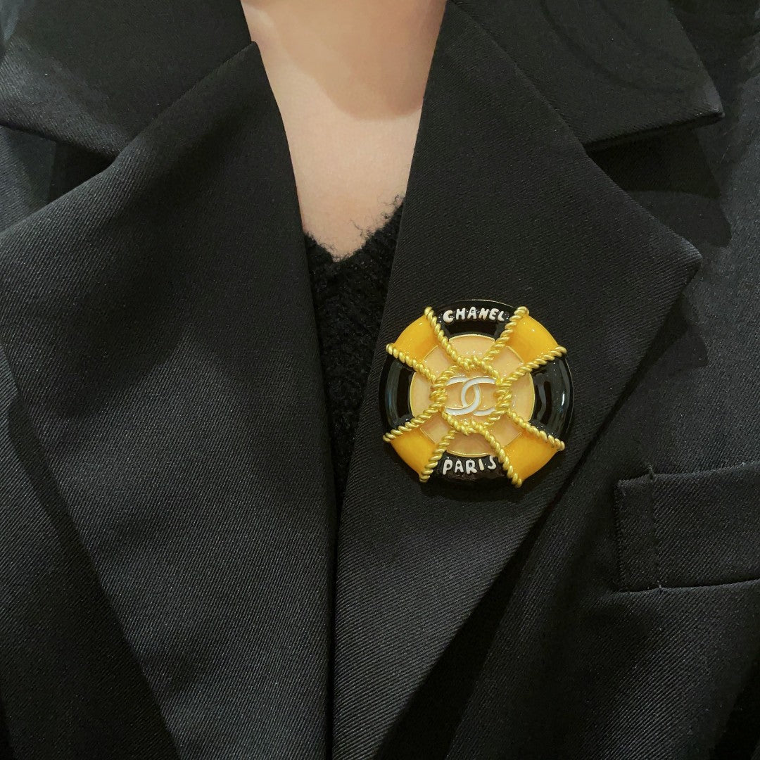 CHANEL 26S DOUBLE C LOGO PARIS ROUND ENAMEL BROOCH IN BLACK & AMBER WITH ROPE DETAIL GOLD METAL 629194