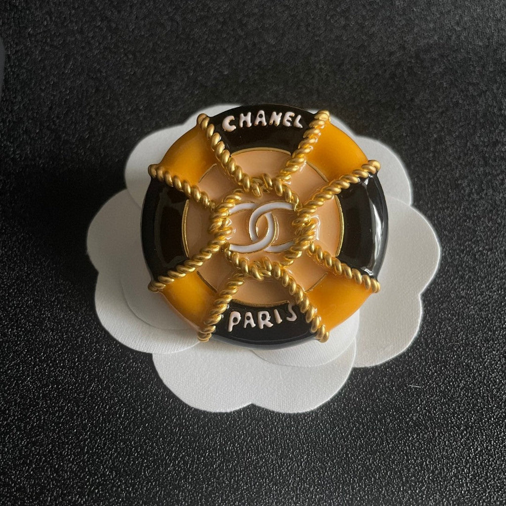 CHANEL 26S DOUBLE C LOGO PARIS ROUND ENAMEL BROOCH IN BLACK & AMBER WITH ROPE DETAIL GOLD METAL 629194