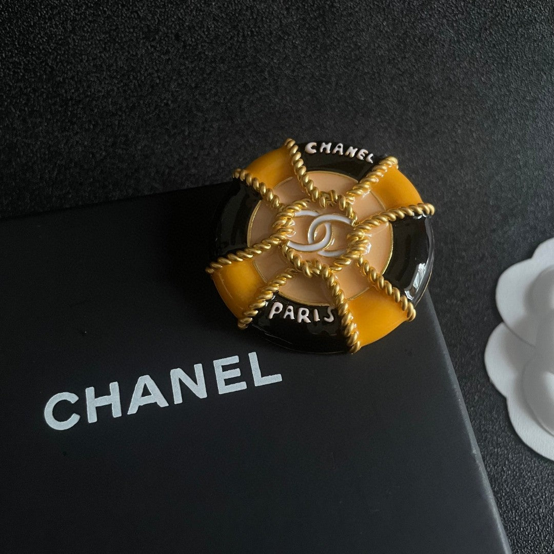 CHANEL 26S DOUBLE C LOGO PARIS ROUND ENAMEL BROOCH IN BLACK & AMBER WITH ROPE DETAIL GOLD METAL 629194