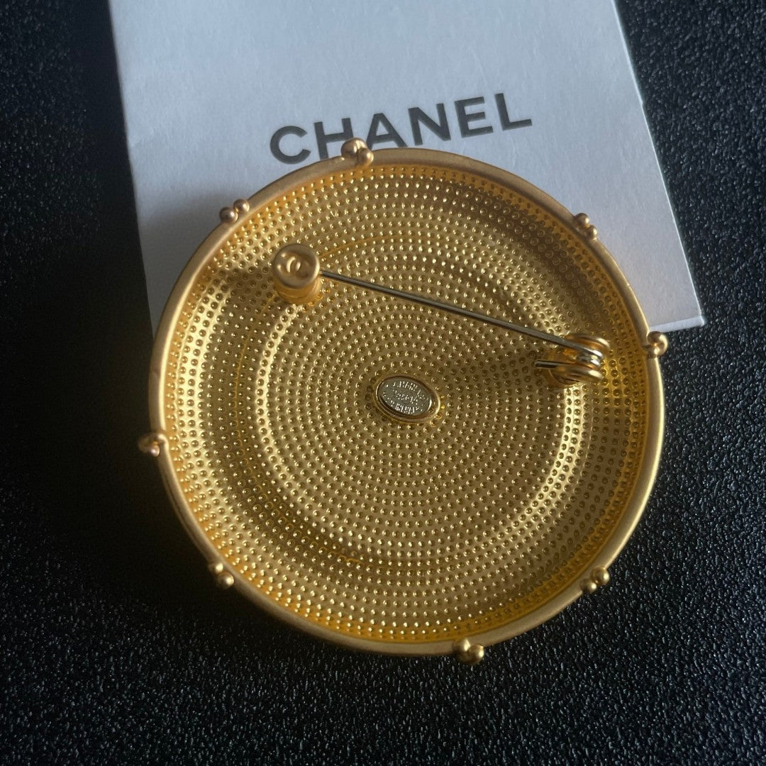 CHANEL 26S DOUBLE C LOGO PARIS ROUND ENAMEL BROOCH IN BLACK & AMBER WITH ROPE DETAIL GOLD METAL 629194
