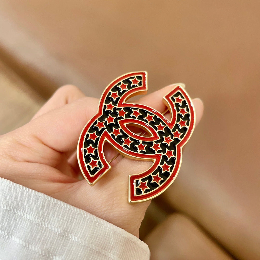 CHANEL 26S DOUBLE C LOGO RED & BLACK STAR ENAMEL BROOCH IN GOLD METAL 629195