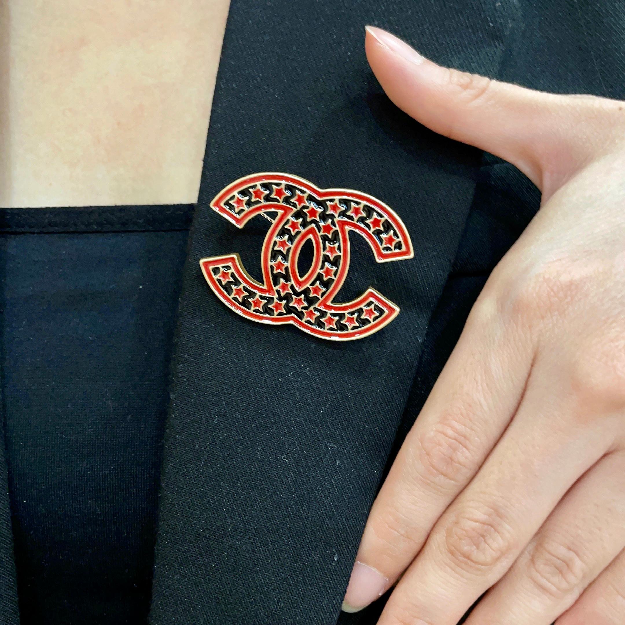 CHANEL 26S DOUBLE C LOGO RED & BLACK STAR ENAMEL BROOCH IN GOLD METAL 629195