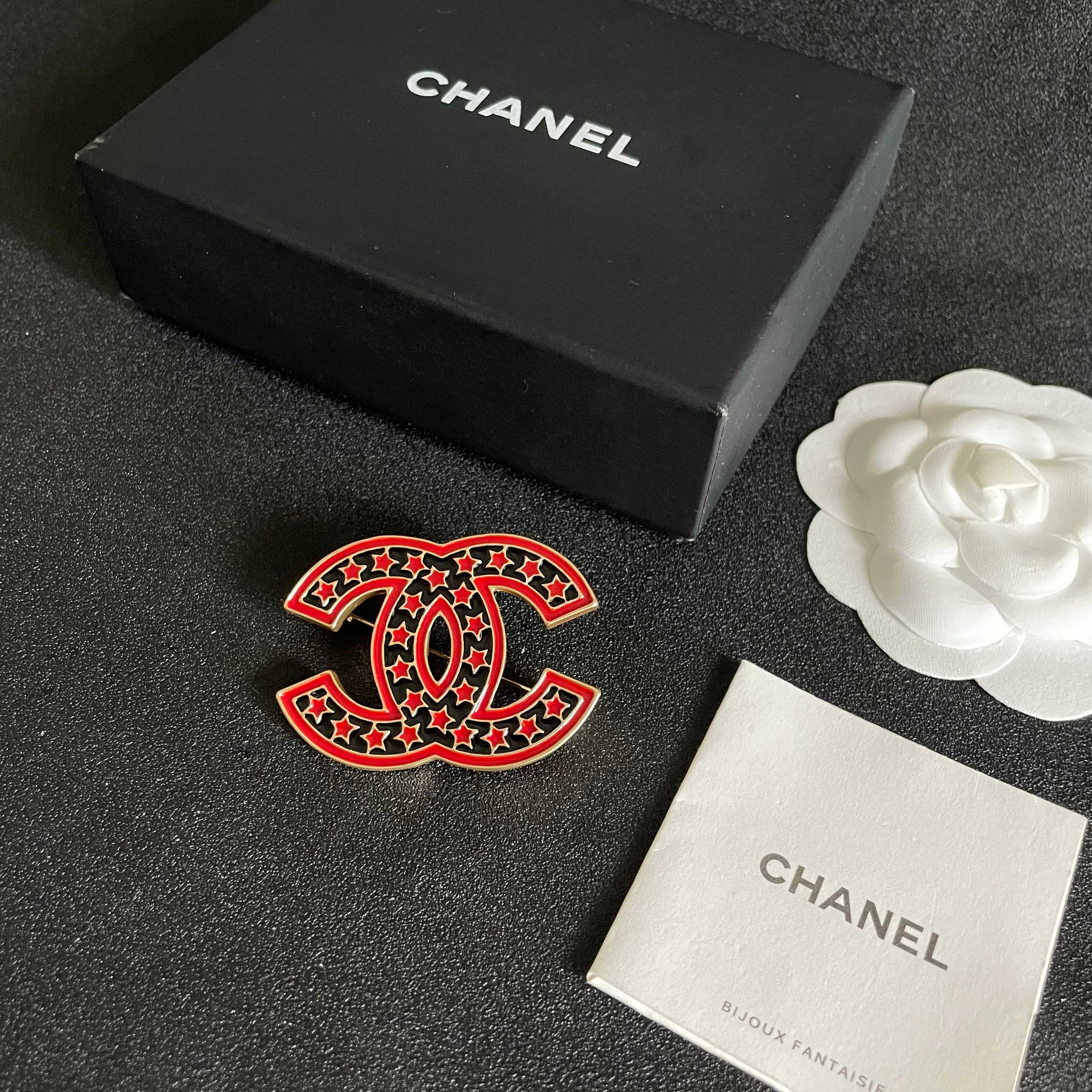 CHANEL 26S DOUBLE C LOGO RED & BLACK STAR ENAMEL BROOCH IN GOLD METAL 629195