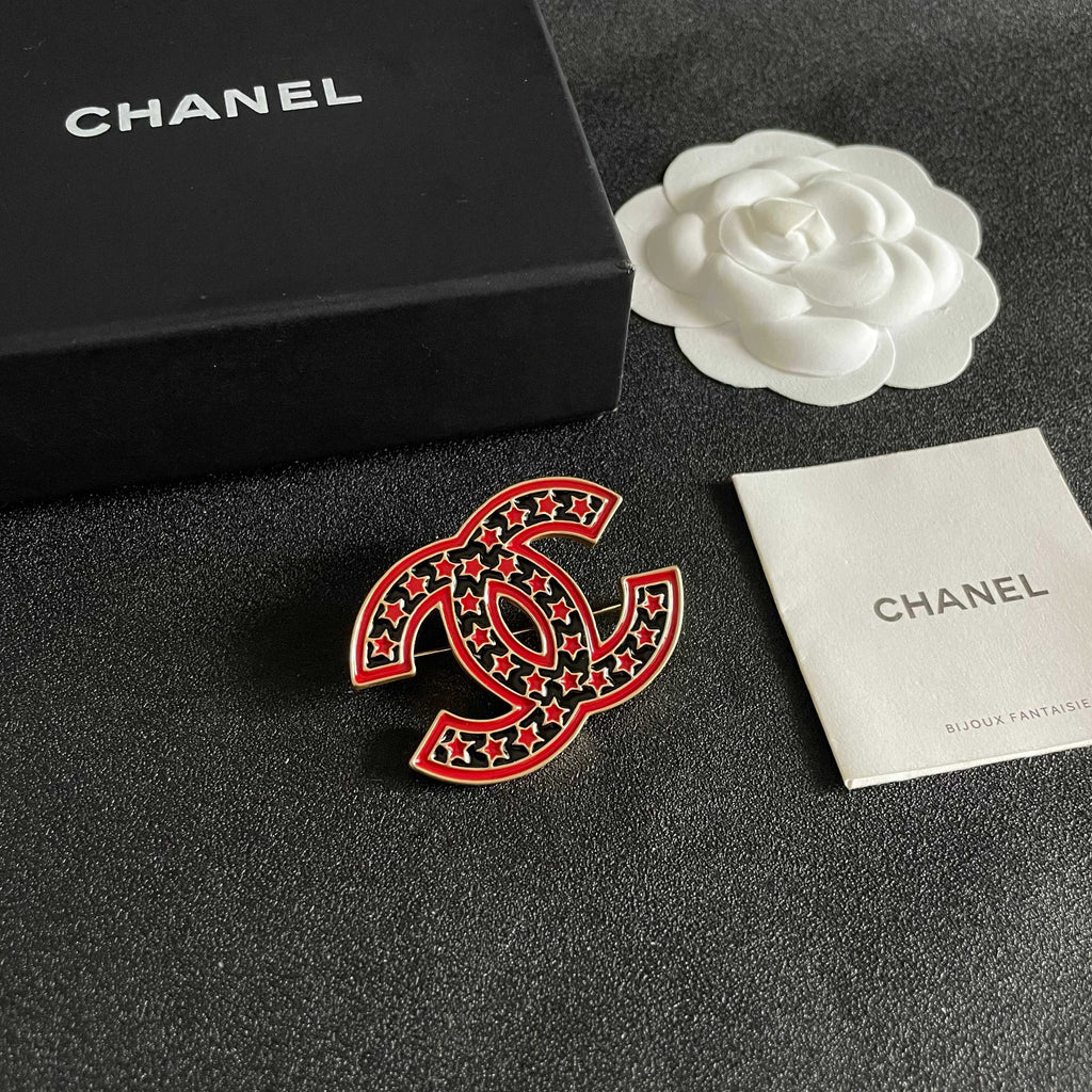 CHANEL 26S DOUBLE C LOGO RED & BLACK STAR ENAMEL BROOCH IN GOLD METAL 629195