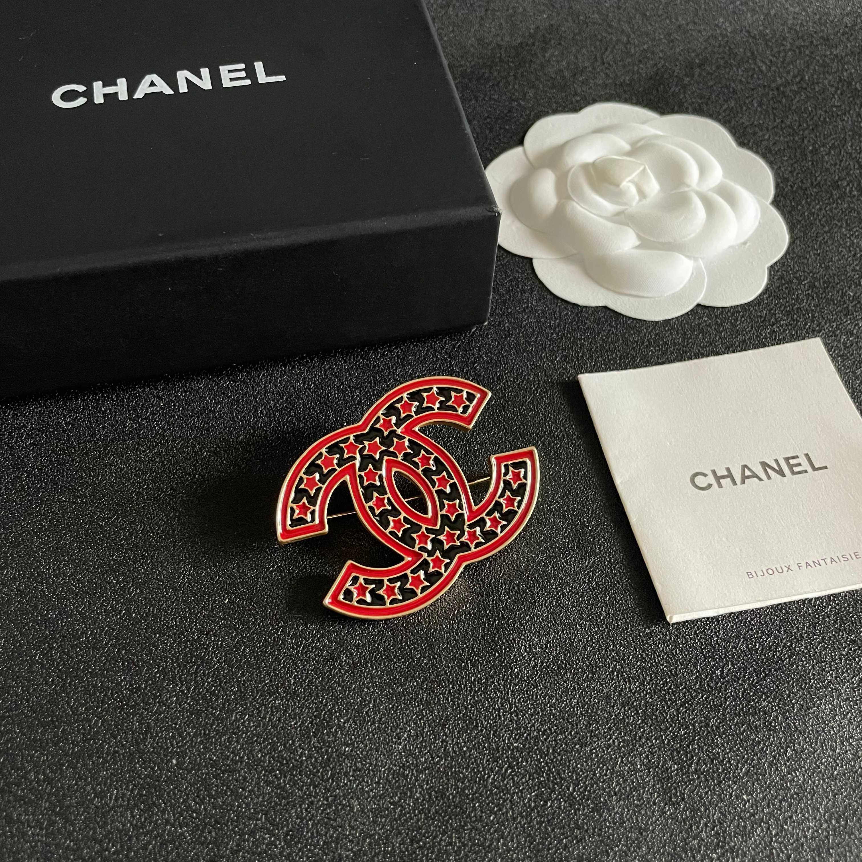 CHANEL 26S DOUBLE C LOGO RED & BLACK STAR ENAMEL BROOCH IN GOLD METAL 629195