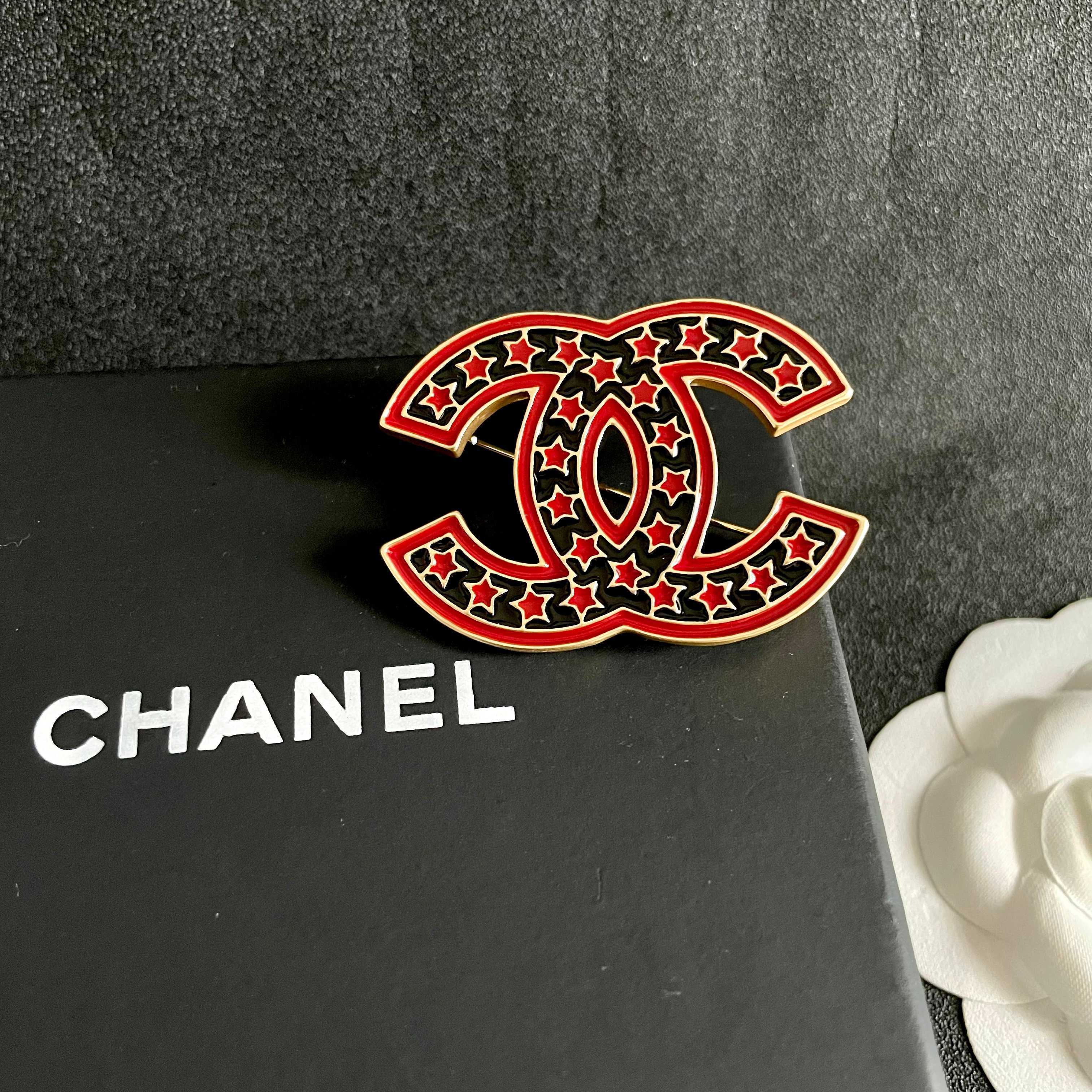 CHANEL 26S DOUBLE C LOGO RED & BLACK STAR ENAMEL BROOCH IN GOLD METAL 629195