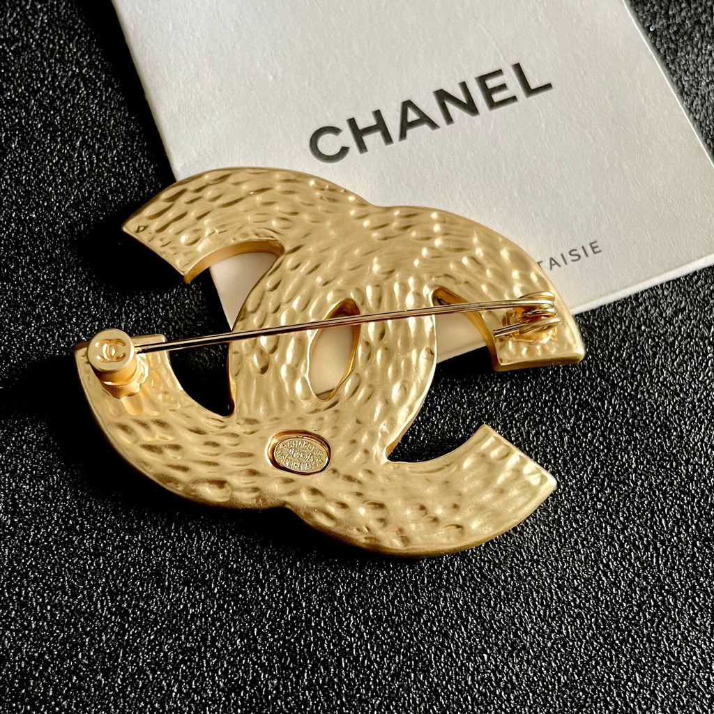 CHANEL 26S DOUBLE C LOGO RED & BLACK STAR ENAMEL BROOCH IN GOLD METAL 629195