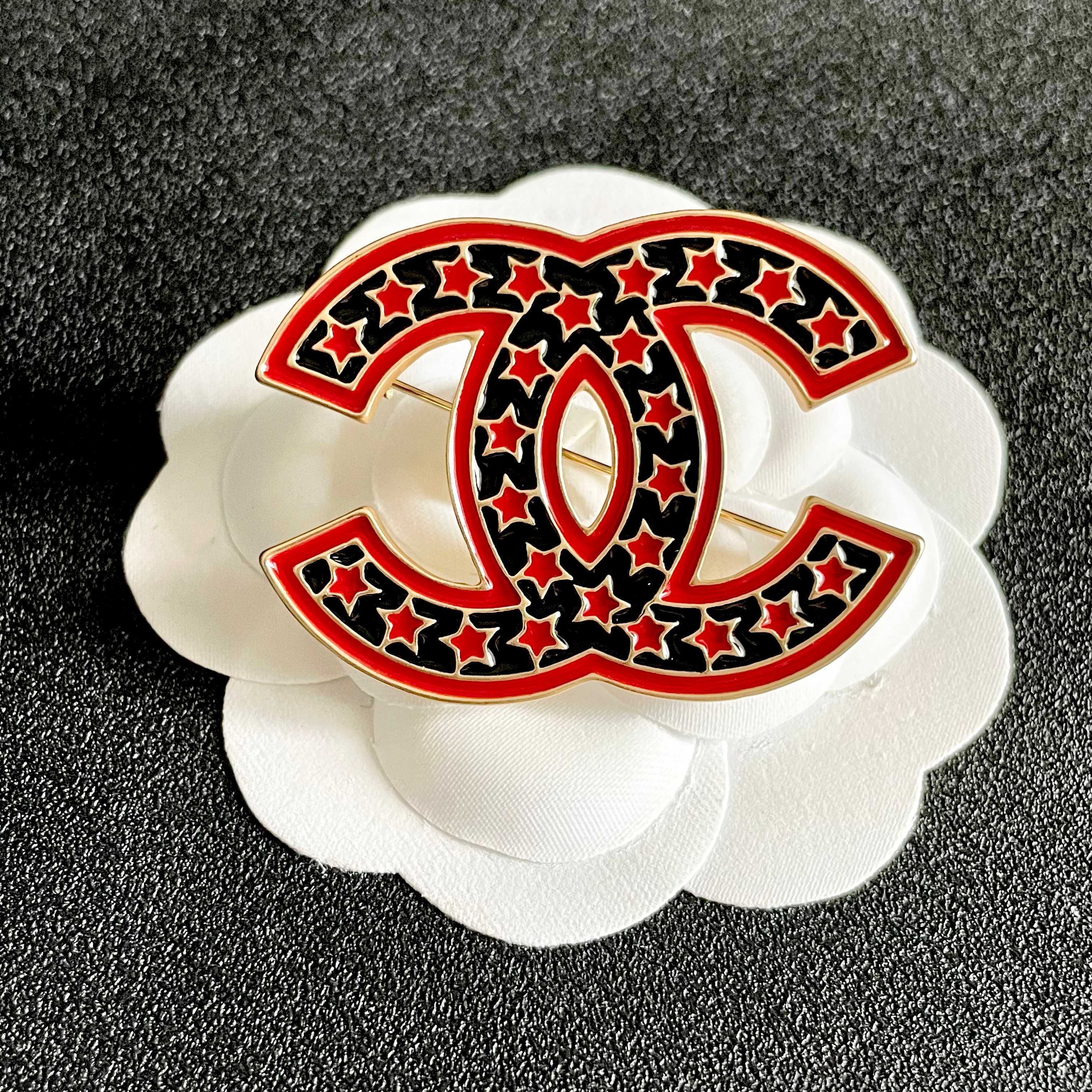 CHANEL 26S DOUBLE C LOGO RED & BLACK STAR ENAMEL BROOCH IN GOLD METAL 629195