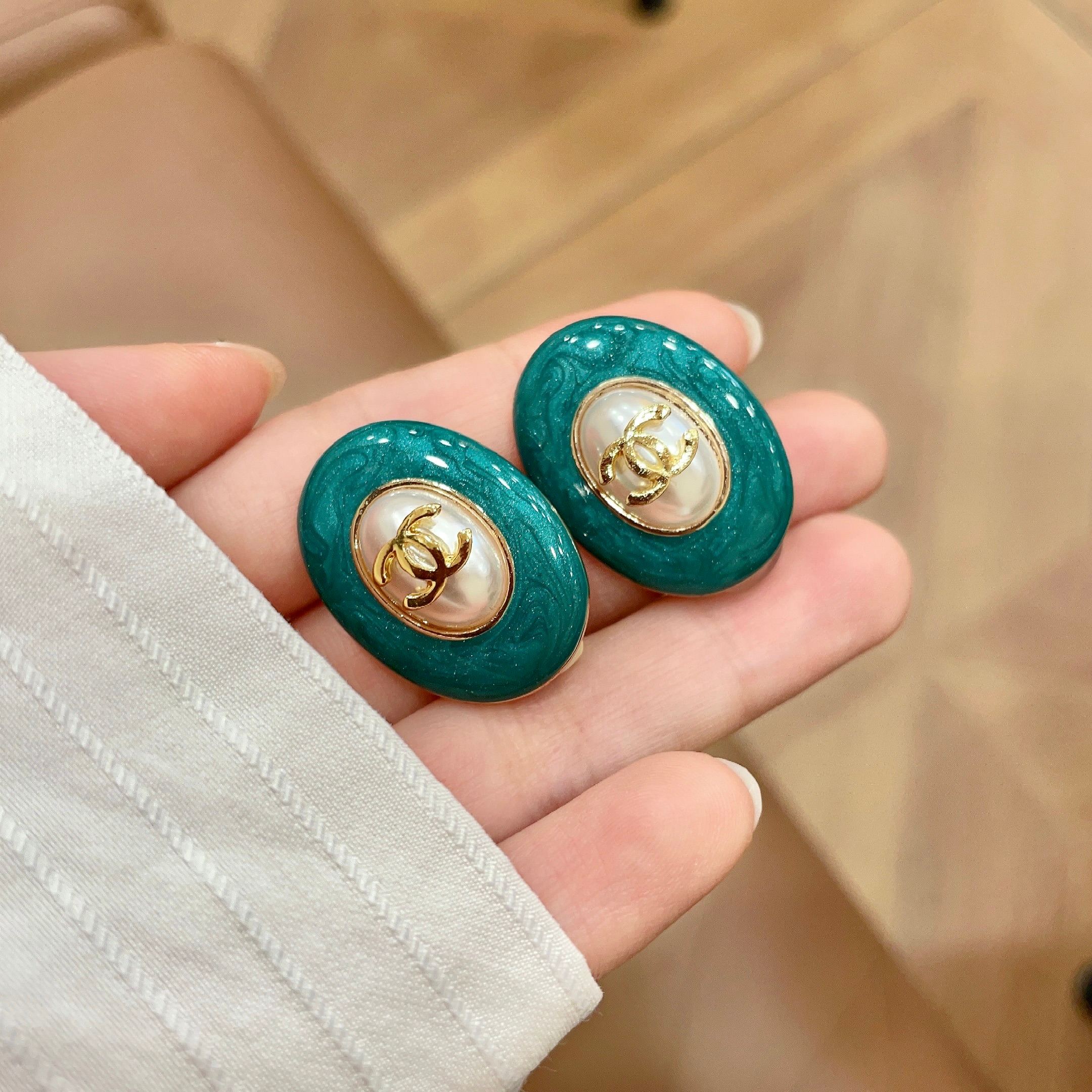 CHANEL 26S DOUBLE C LOGO GREEN ENAMEL PEARL OVAL STUD EARRINGS IN GOLD METAL 629151