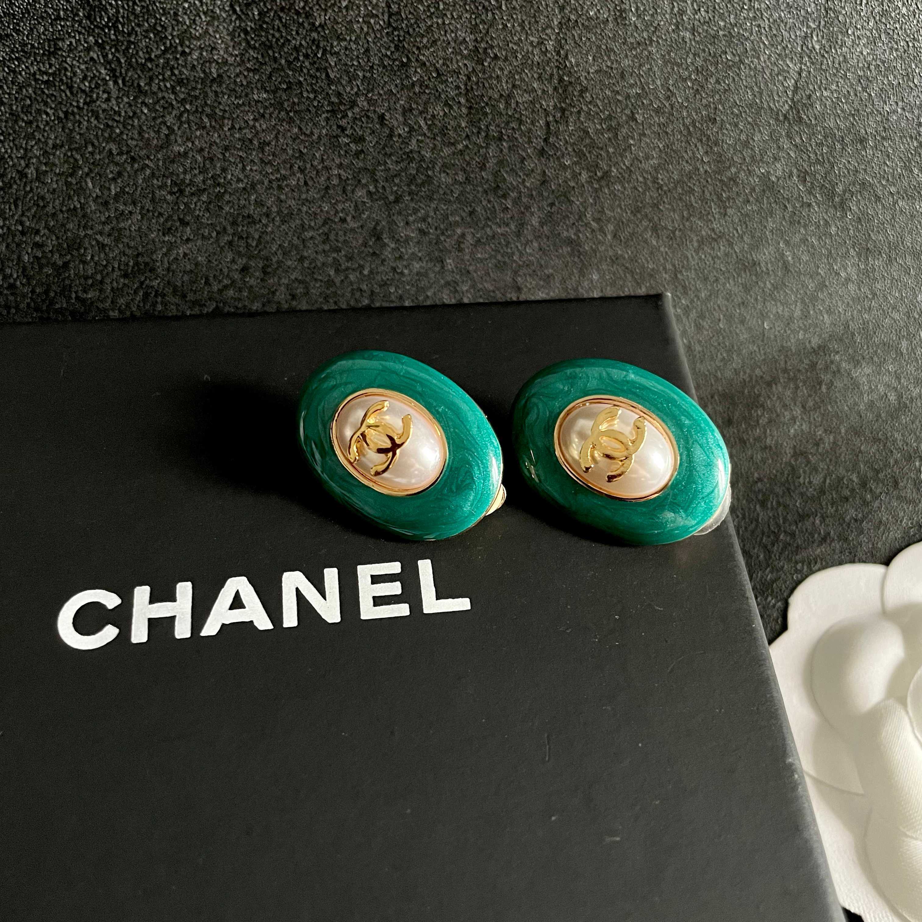 CHANEL 26S DOUBLE C LOGO GREEN ENAMEL PEARL OVAL STUD EARRINGS IN GOLD METAL 629151