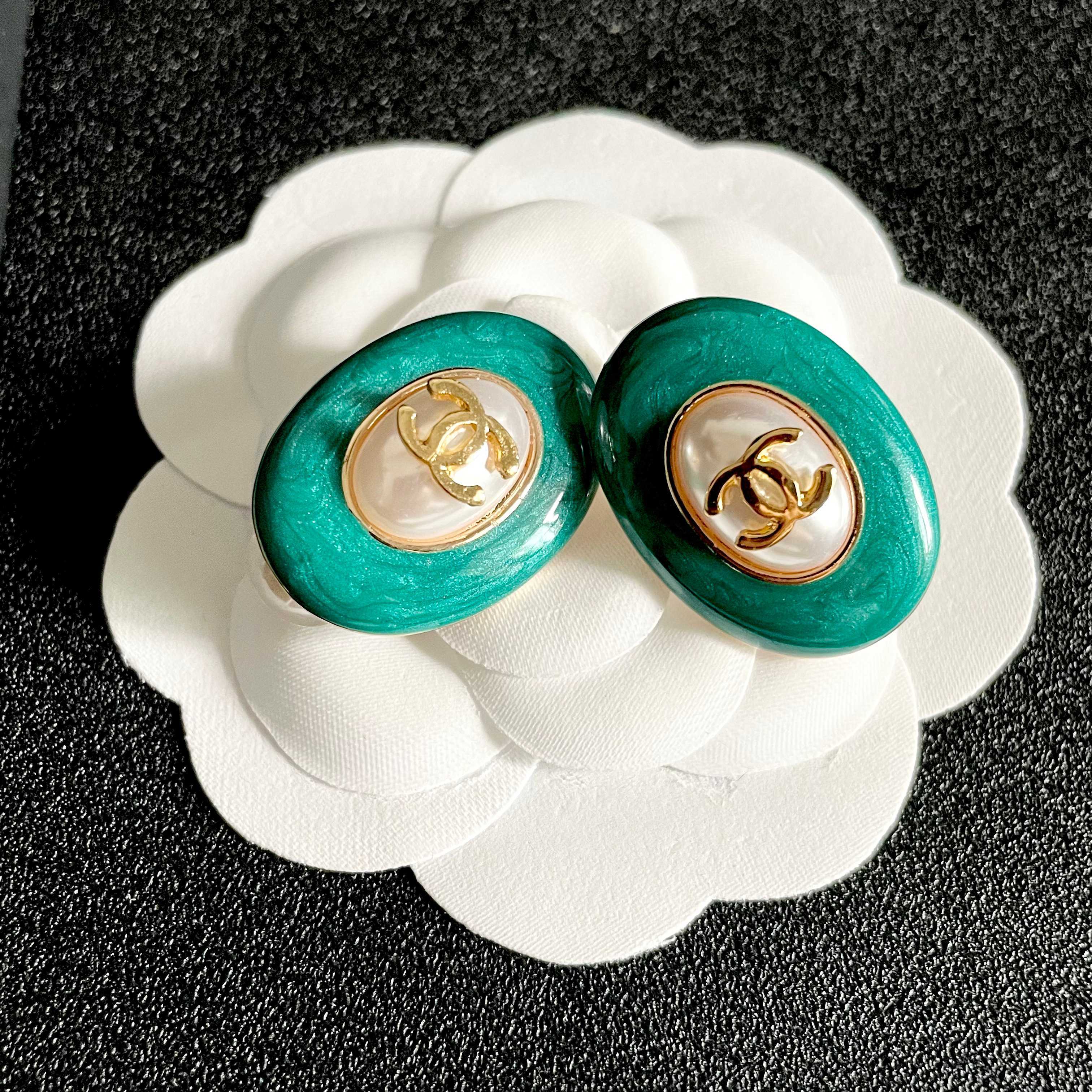 CHANEL 26S DOUBLE C LOGO GREEN ENAMEL PEARL OVAL STUD EARRINGS IN GOLD METAL 629151