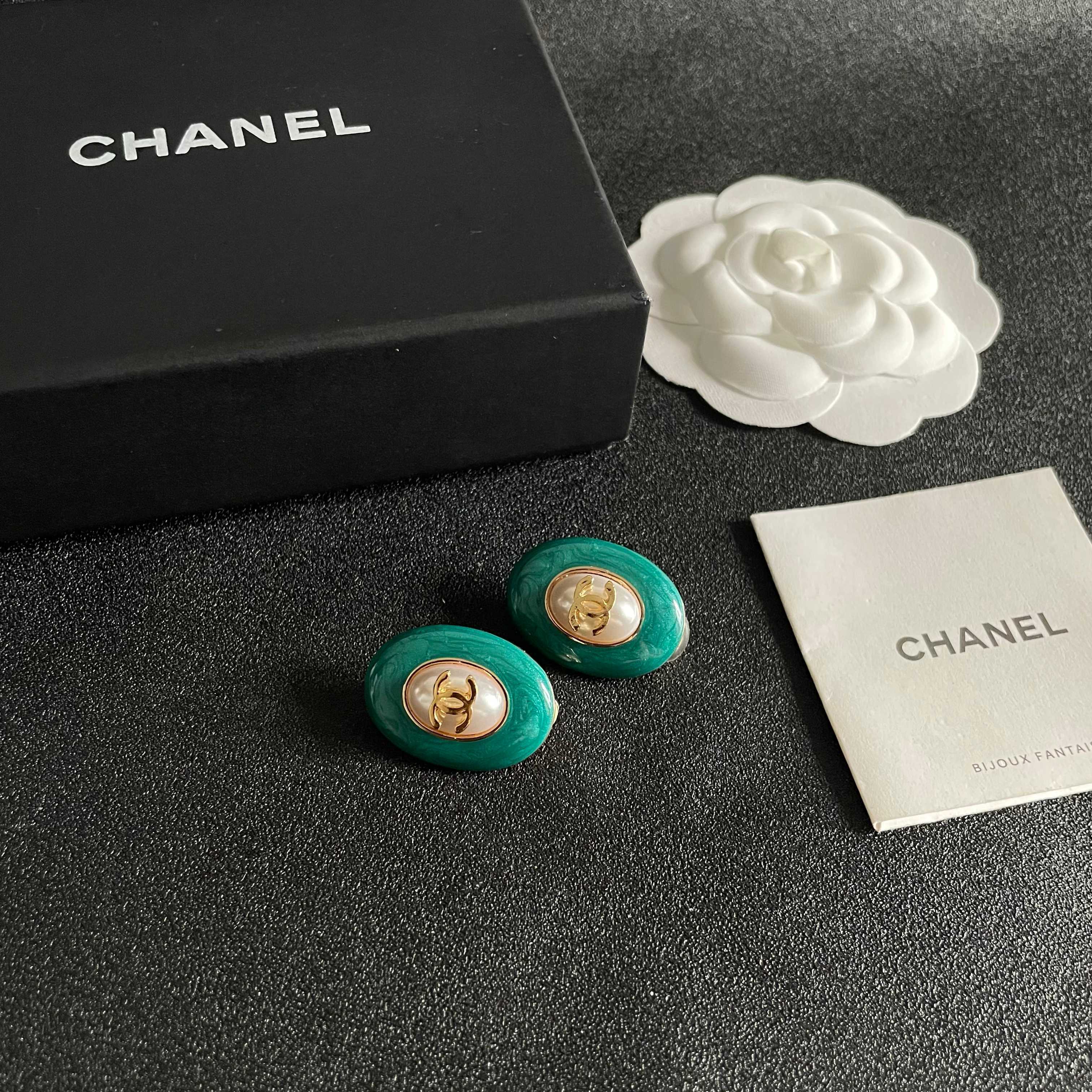 CHANEL 26S DOUBLE C LOGO GREEN ENAMEL PEARL OVAL STUD EARRINGS IN GOLD METAL 629151