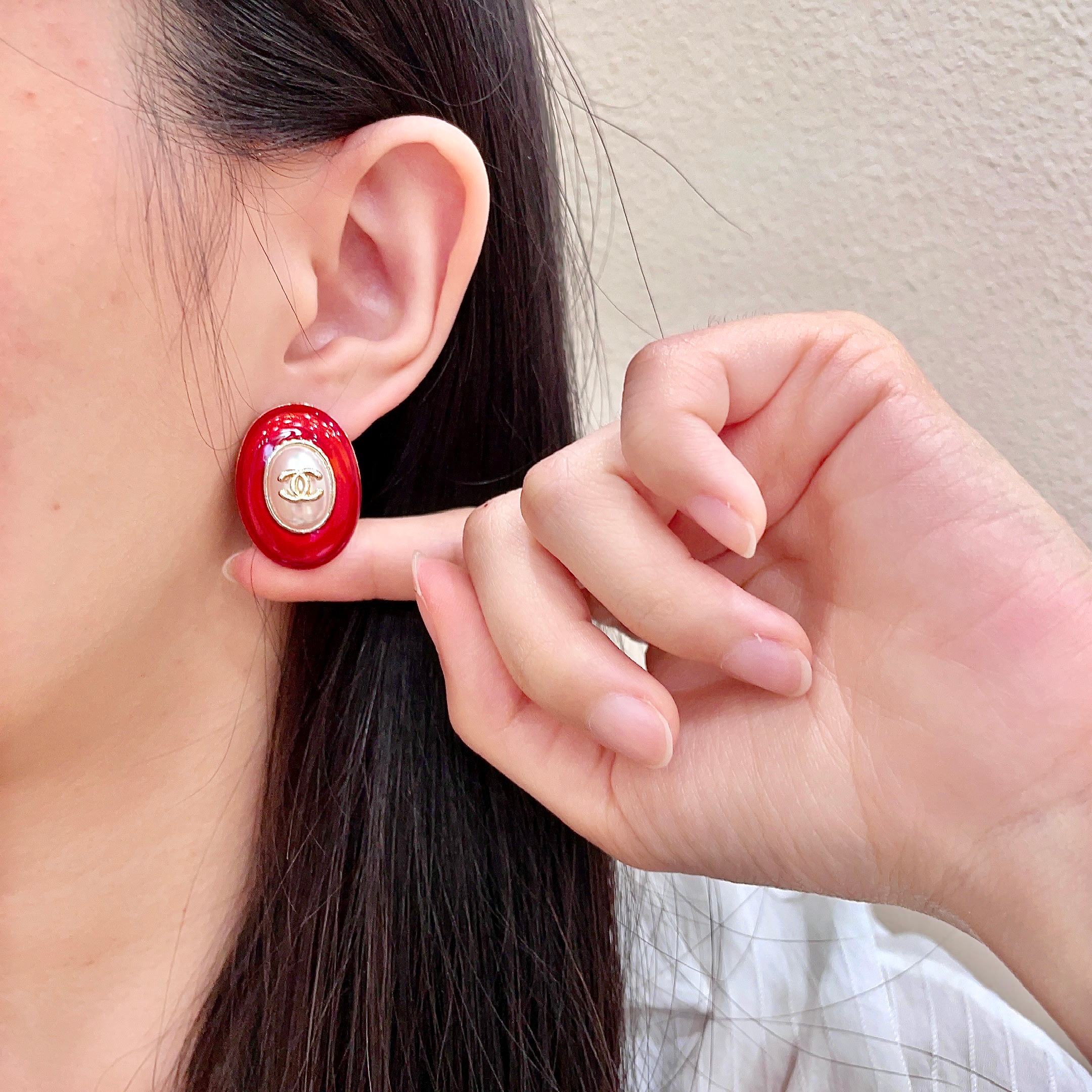 CHANEL 26S DOUBLE C LOGO RED ENAMEL PEARL OVAL STUD EARRINGS IN GOLD METAL 629152
