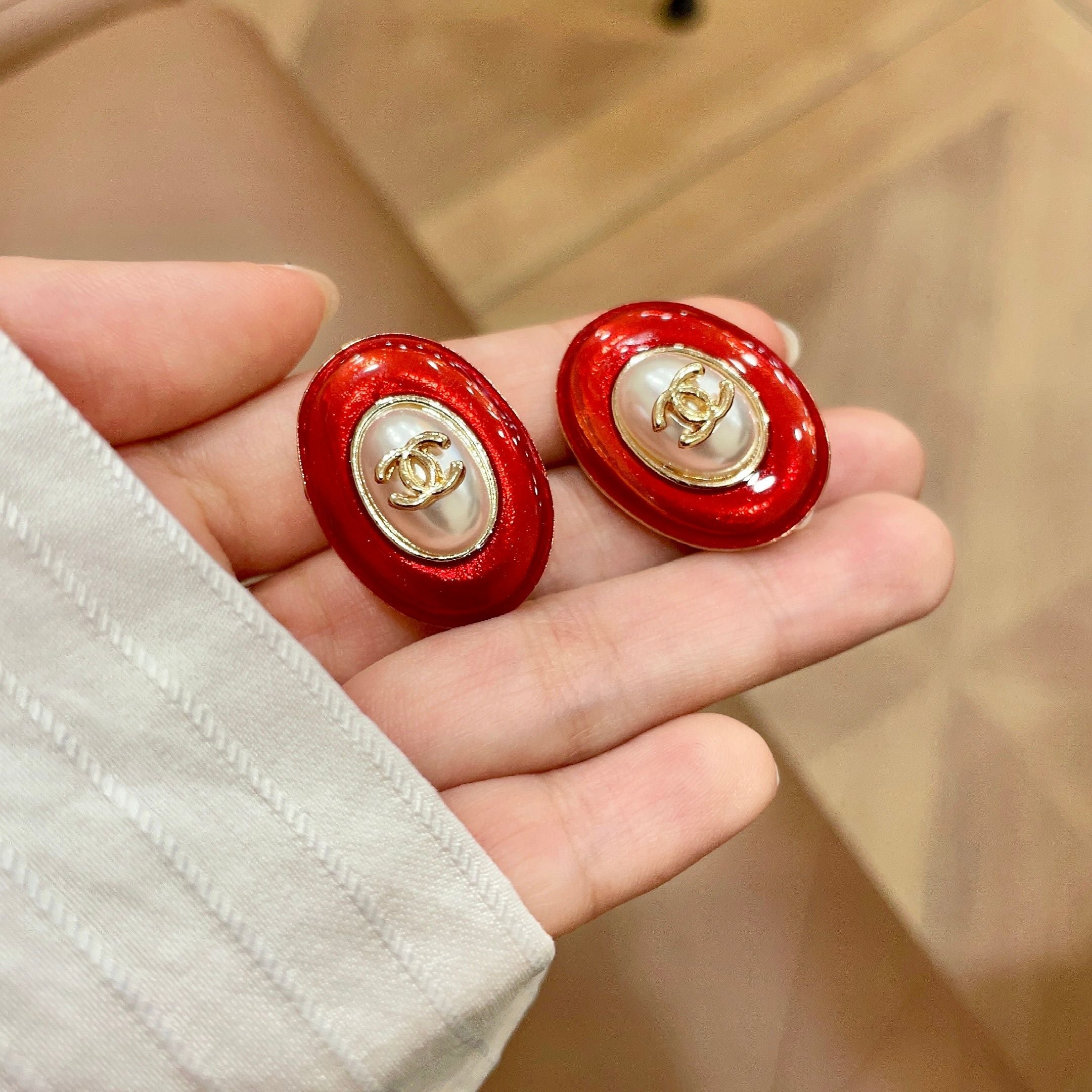 CHANEL 26S DOUBLE C LOGO RED ENAMEL PEARL OVAL STUD EARRINGS IN GOLD METAL 629152