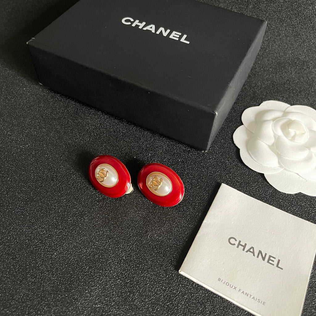 CHANEL 26S DOUBLE C LOGO RED ENAMEL PEARL OVAL STUD EARRINGS IN GOLD METAL 629152