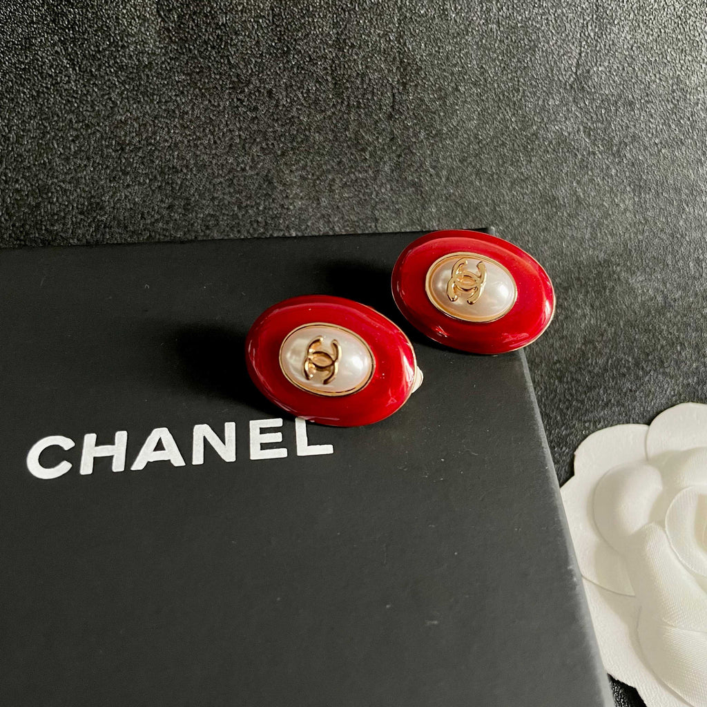 CHANEL 26S DOUBLE C LOGO RED ENAMEL PEARL OVAL STUD EARRINGS IN GOLD METAL 629152