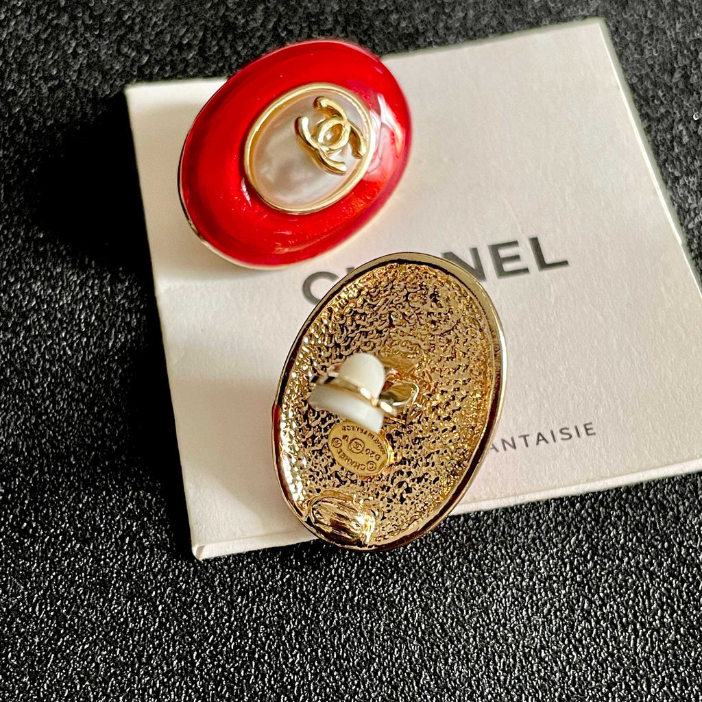 CHANEL 26S DOUBLE C LOGO RED ENAMEL PEARL OVAL STUD EARRINGS IN GOLD METAL 629152