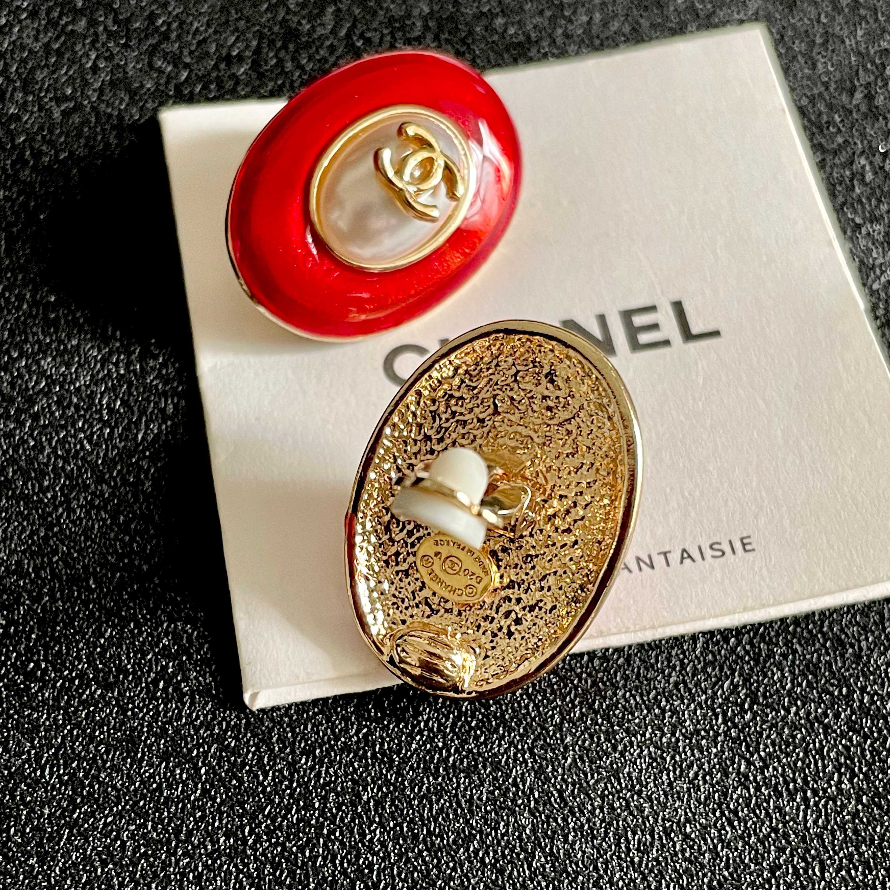 CHANEL 26S DOUBLE C LOGO RED ENAMEL PEARL OVAL STUD EARRINGS IN GOLD METAL 629152