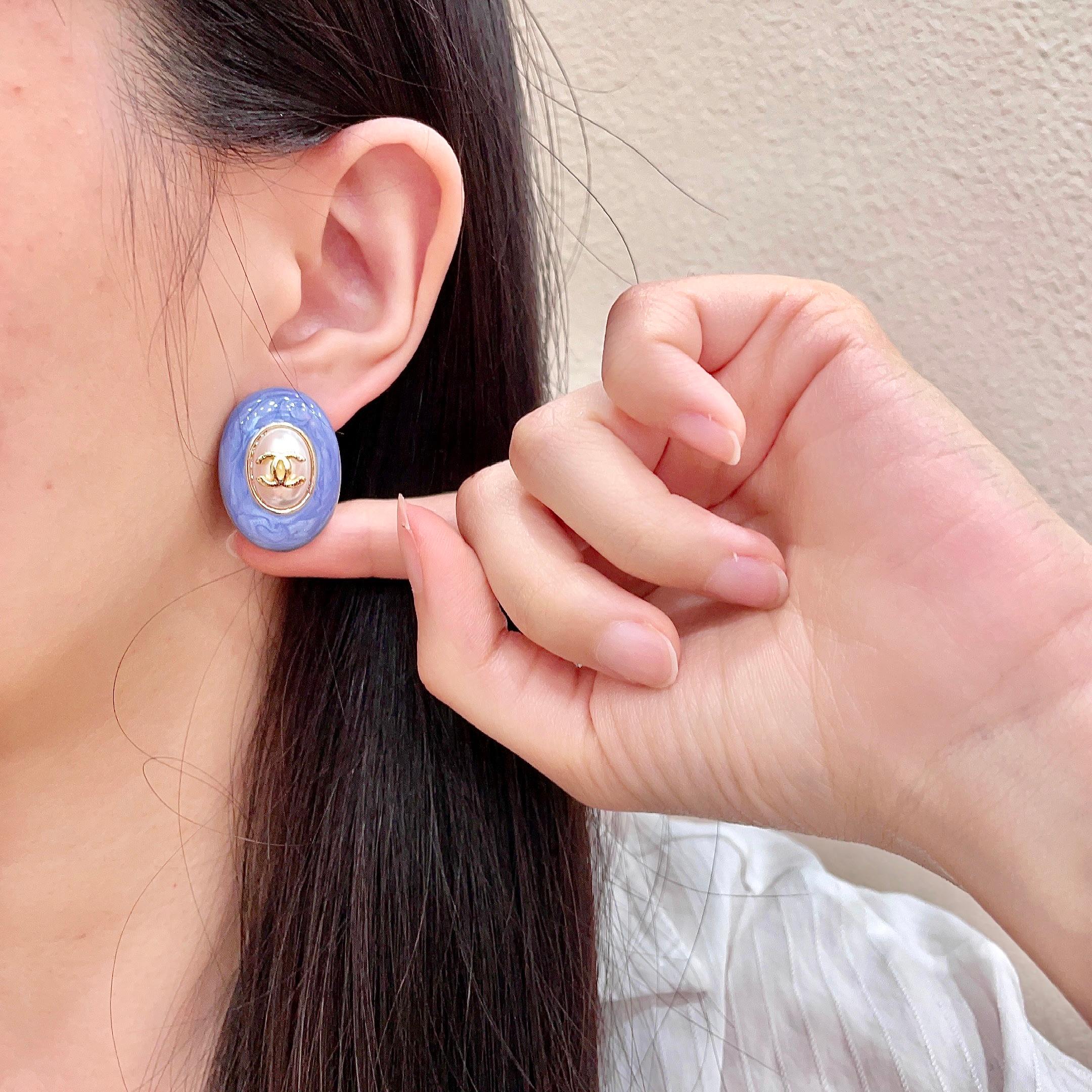 CHANEL 26S DOUBLE C LOGO BLUE ENAMEL PEARL OVAL STUD EARRINGS IN GOLD METAL 629153