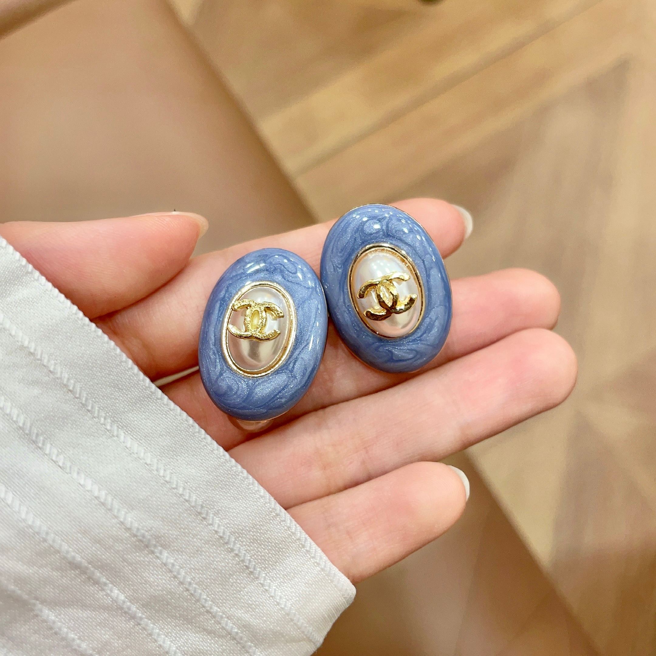 CHANEL 26S DOUBLE C LOGO BLUE ENAMEL PEARL OVAL STUD EARRINGS IN GOLD METAL 629153