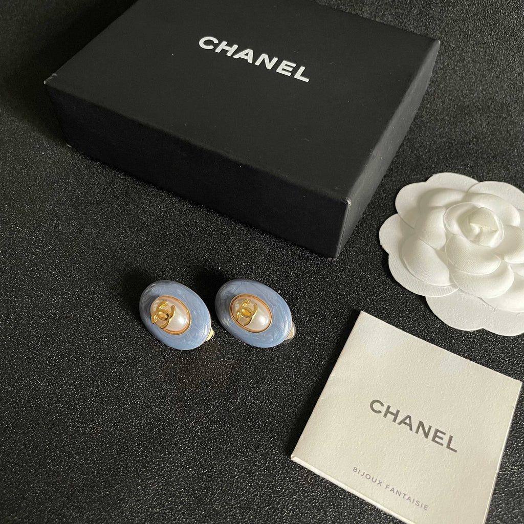 CHANEL 26S DOUBLE C LOGO BLUE ENAMEL PEARL OVAL STUD EARRINGS IN GOLD METAL 629153