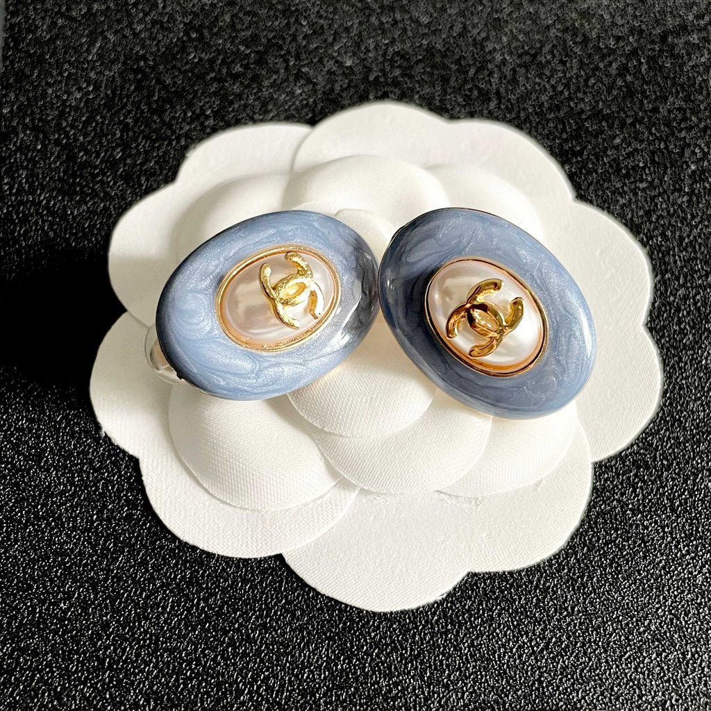 CHANEL 26S DOUBLE C LOGO BLUE ENAMEL PEARL OVAL STUD EARRINGS IN GOLD METAL 629153