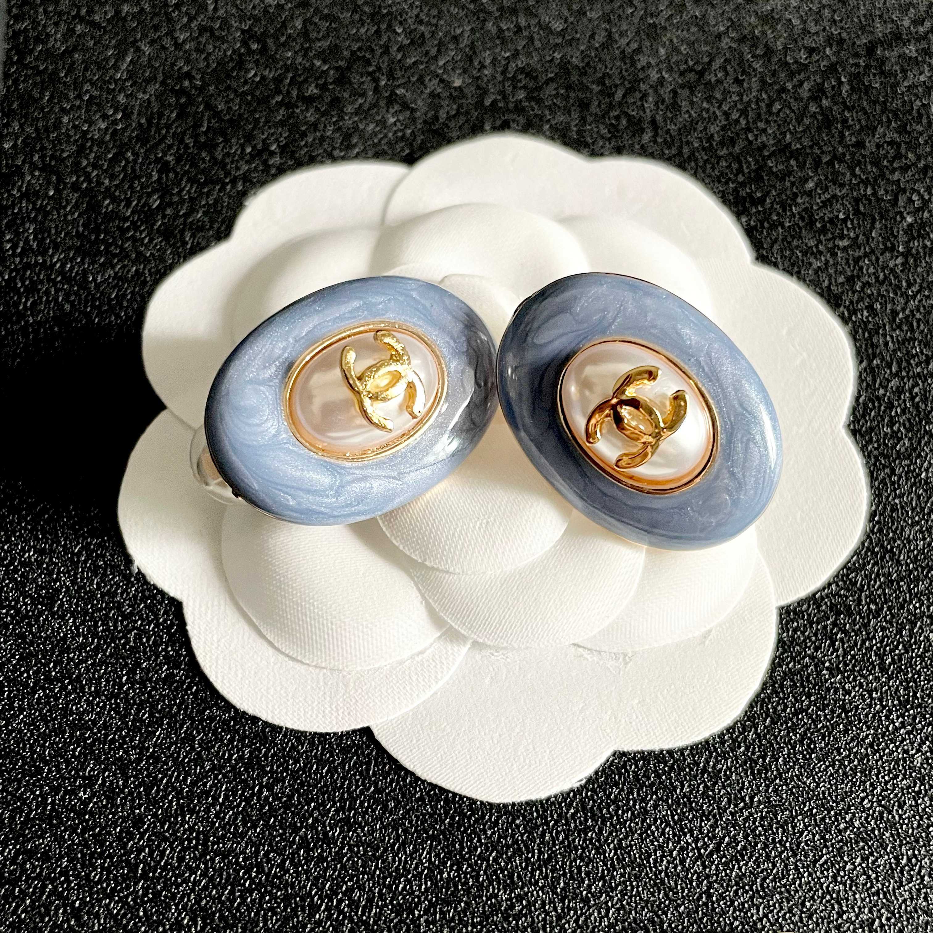 CHANEL 26S DOUBLE C LOGO BLUE ENAMEL PEARL OVAL STUD EARRINGS IN GOLD METAL 629153