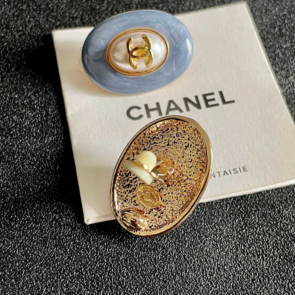 CHANEL 26S DOUBLE C LOGO BLUE ENAMEL PEARL OVAL STUD EARRINGS IN GOLD METAL 629153