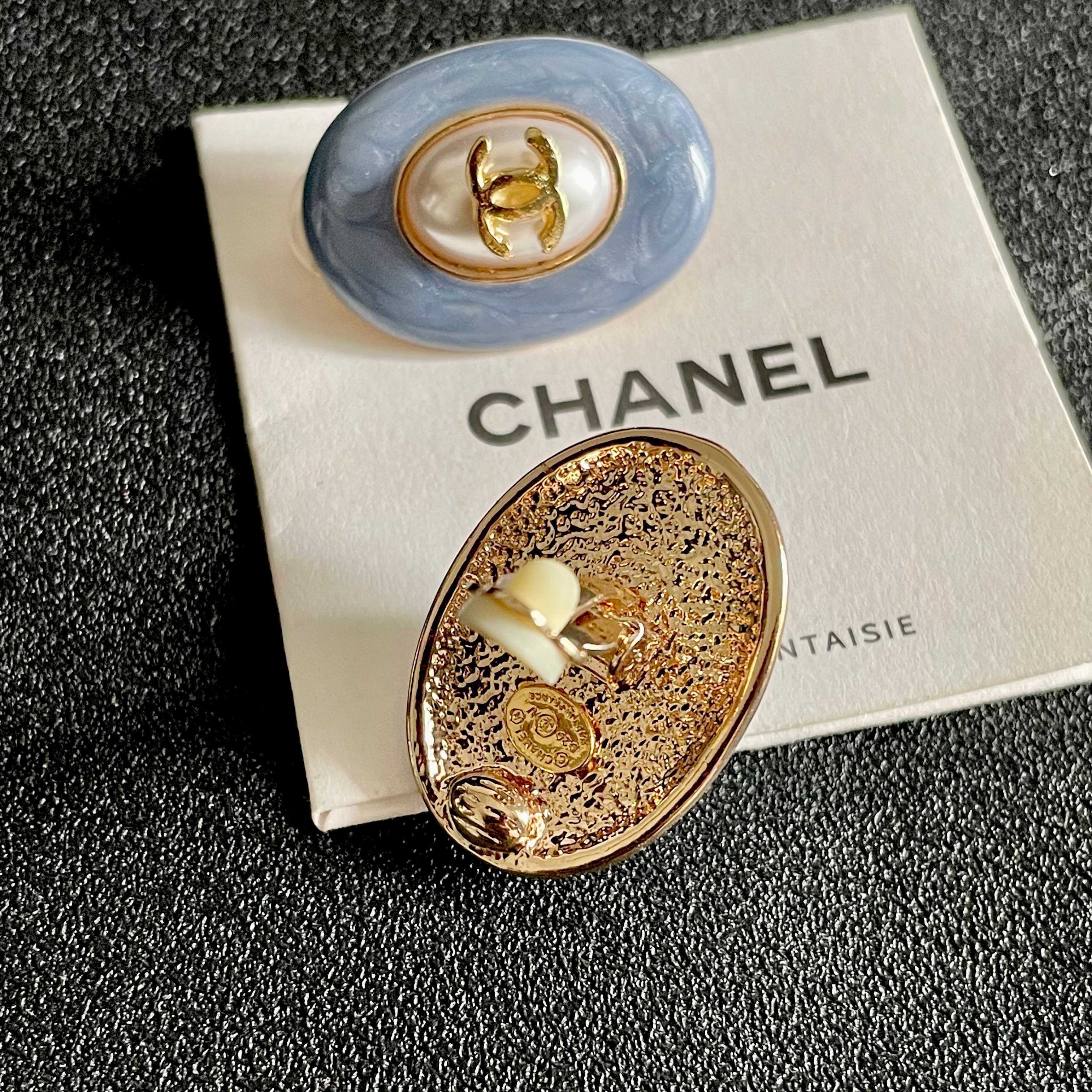 CHANEL 26S DOUBLE C LOGO BLUE ENAMEL PEARL OVAL STUD EARRINGS IN GOLD METAL 629153