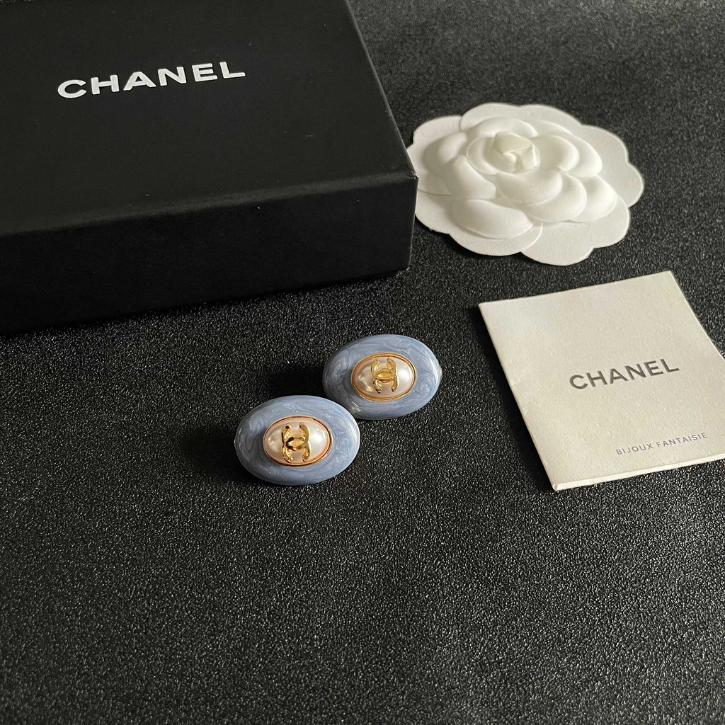 CHANEL 26S DOUBLE C LOGO BLUE ENAMEL PEARL OVAL STUD EARRINGS IN GOLD METAL 629153