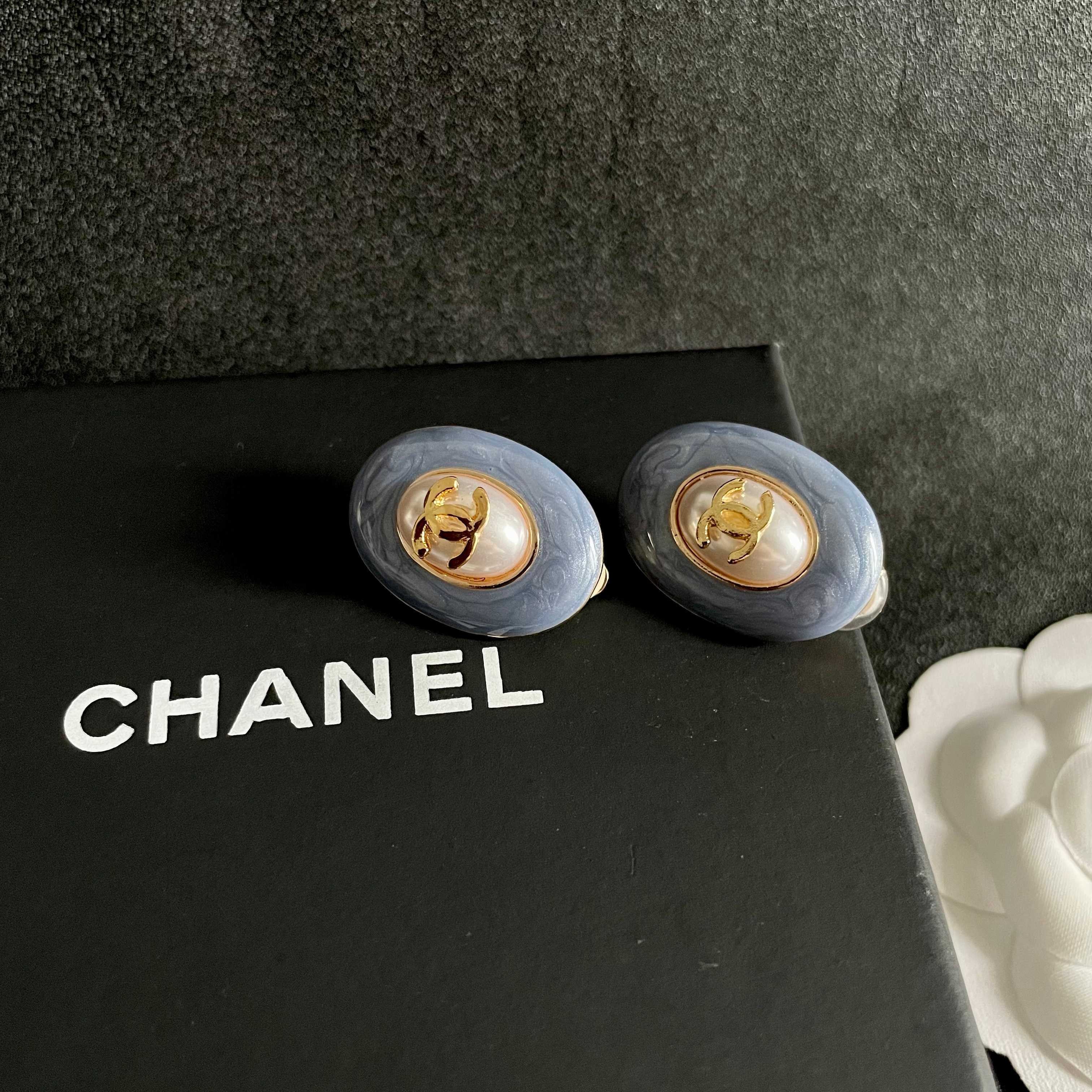 CHANEL 26S DOUBLE C LOGO BLUE ENAMEL PEARL OVAL STUD EARRINGS IN GOLD METAL 629153