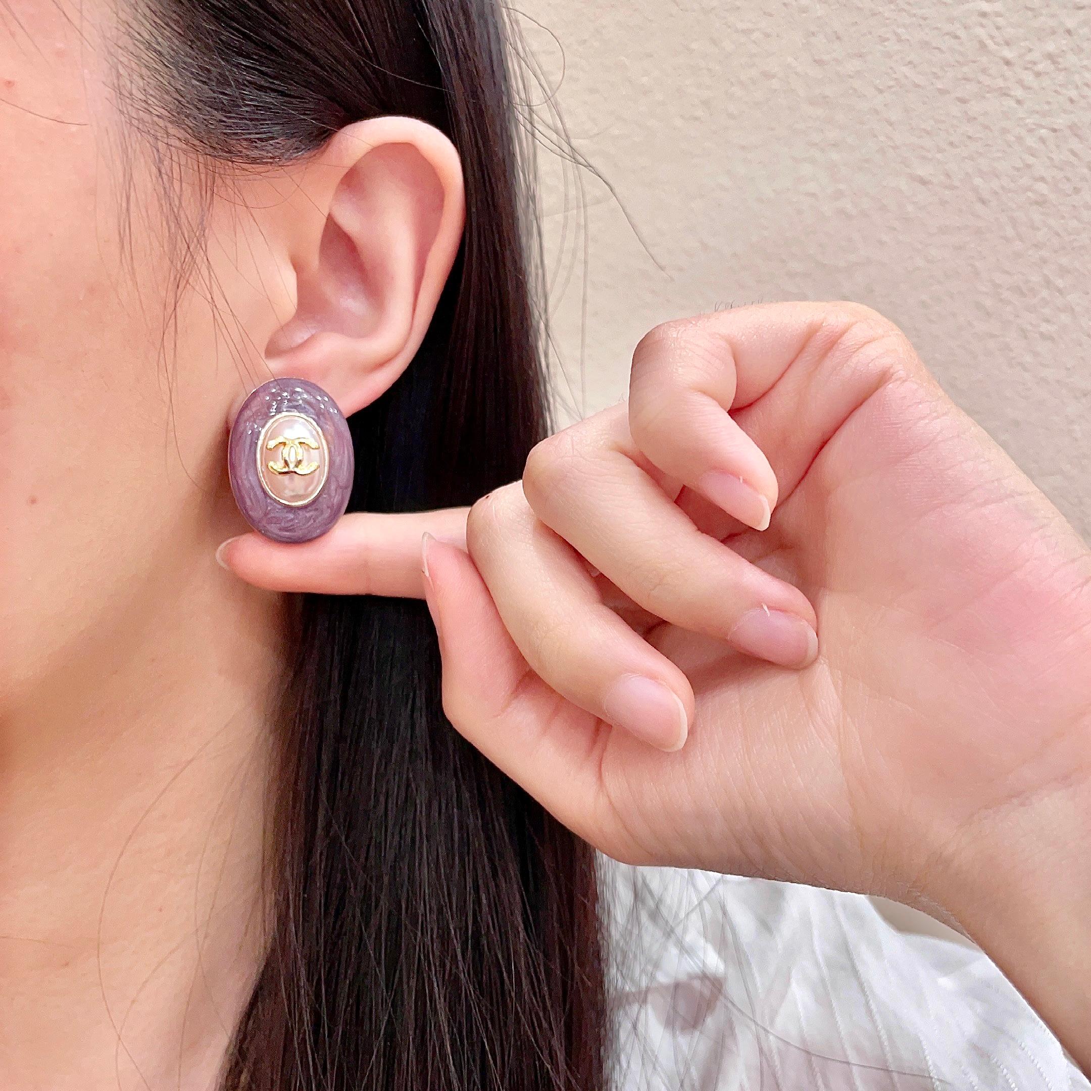 CHANEL 26S DOUBLE C LOGO PURPLE ENAMEL PEARL OVAL STUD EARRINGS IN GOLD METAL 629154