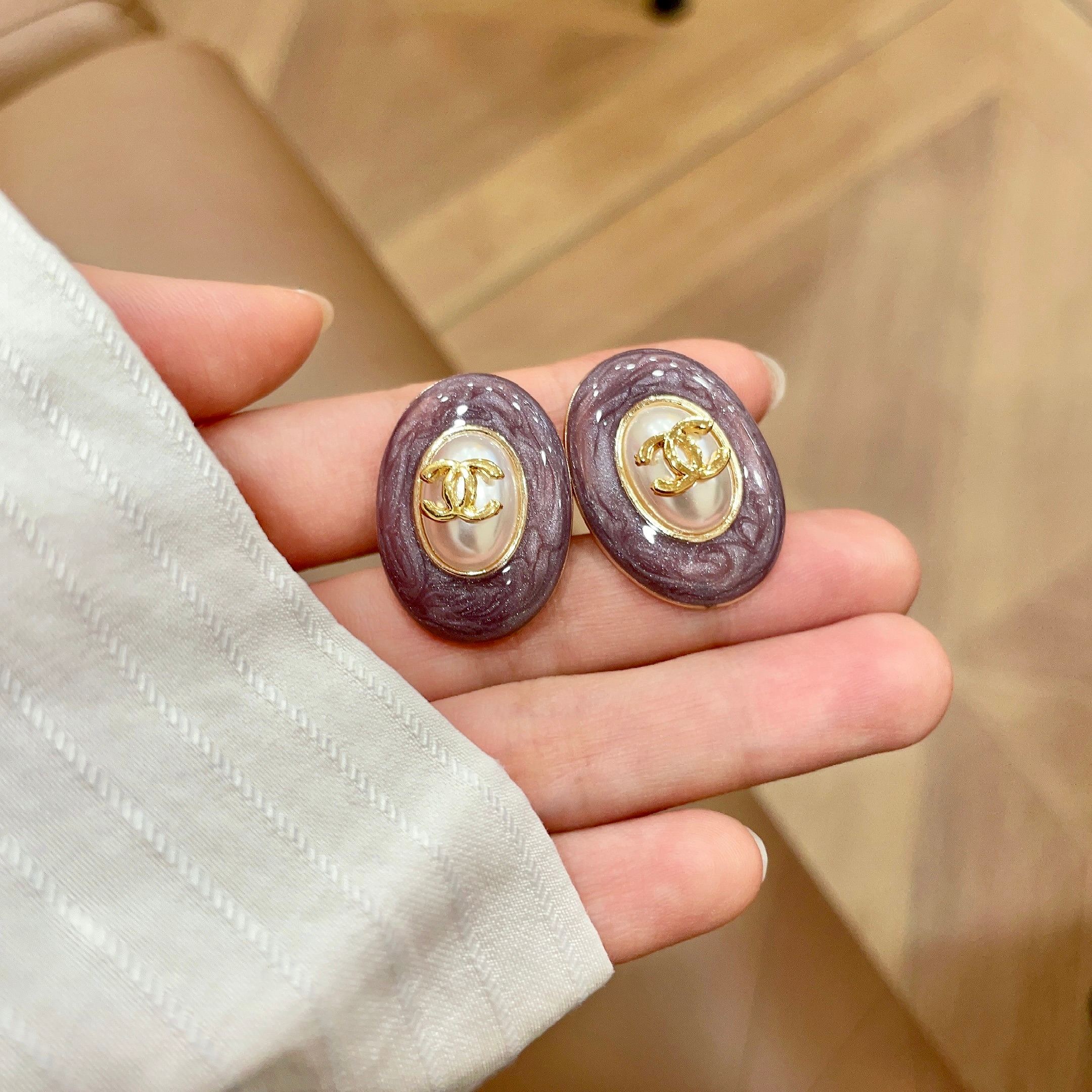CHANEL 26S DOUBLE C LOGO PURPLE ENAMEL PEARL OVAL STUD EARRINGS IN GOLD METAL 629154