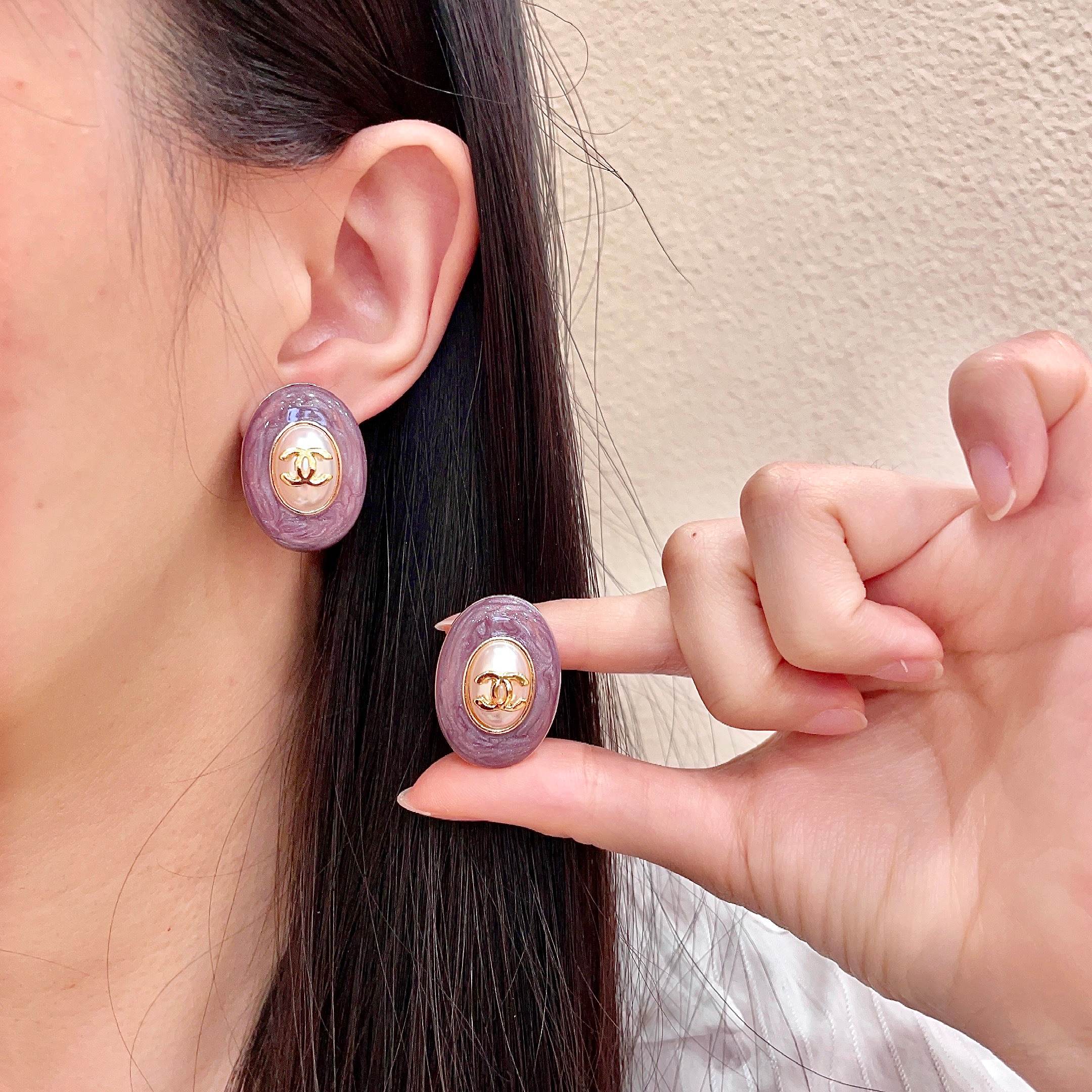 CHANEL 26S DOUBLE C LOGO PURPLE ENAMEL PEARL OVAL STUD EARRINGS IN GOLD METAL 629154