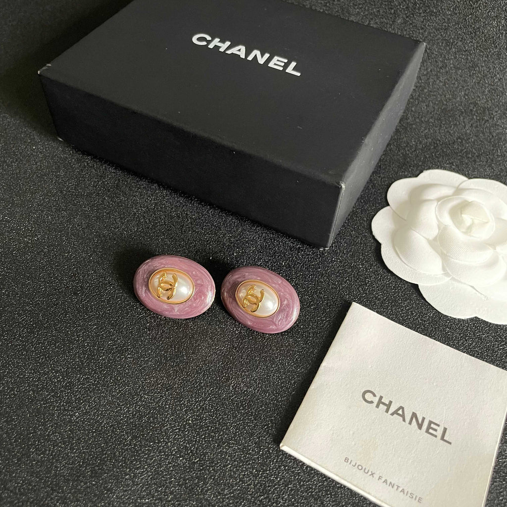 CHANEL 26S DOUBLE C LOGO PURPLE ENAMEL PEARL OVAL STUD EARRINGS IN GOLD METAL 629154