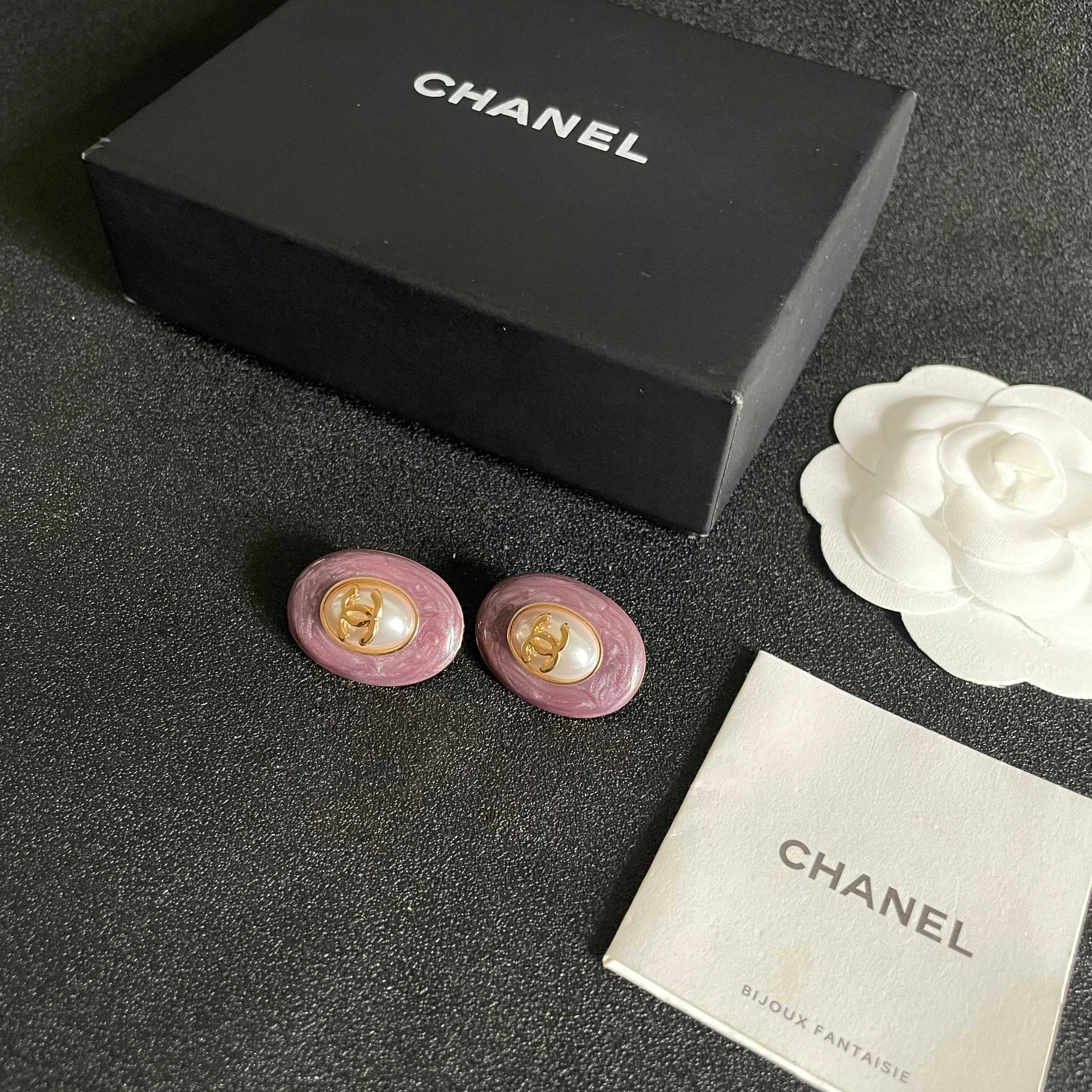 CHANEL 26S DOUBLE C LOGO PURPLE ENAMEL PEARL OVAL STUD EARRINGS IN GOLD METAL 629154