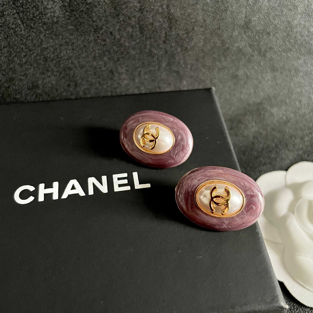 CHANEL 26S DOUBLE C LOGO PURPLE ENAMEL PEARL OVAL STUD EARRINGS IN GOLD METAL 629154