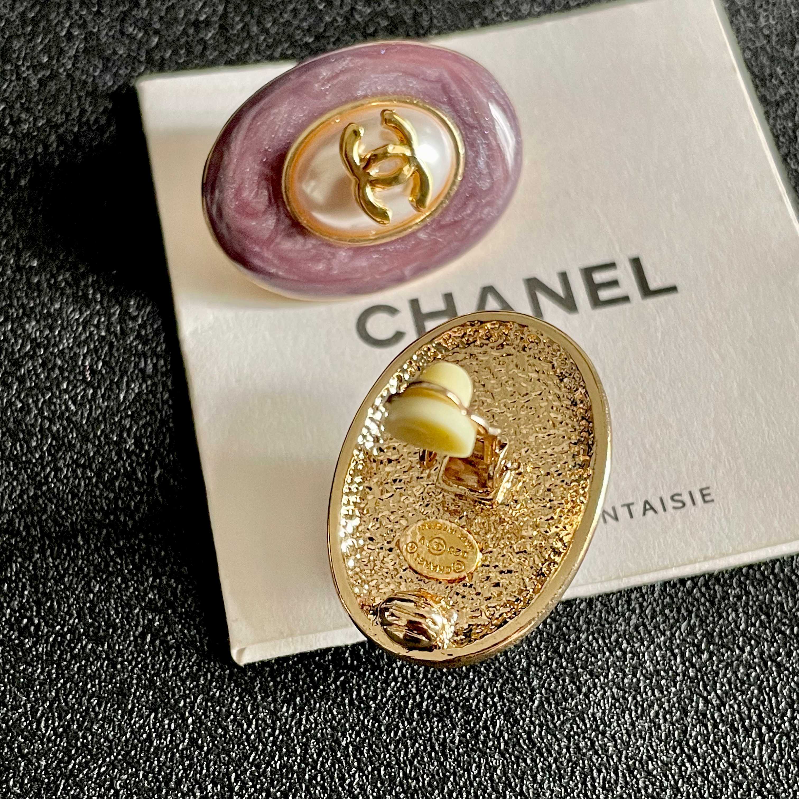 CHANEL 26S DOUBLE C LOGO PURPLE ENAMEL PEARL OVAL STUD EARRINGS IN GOLD METAL 629154
