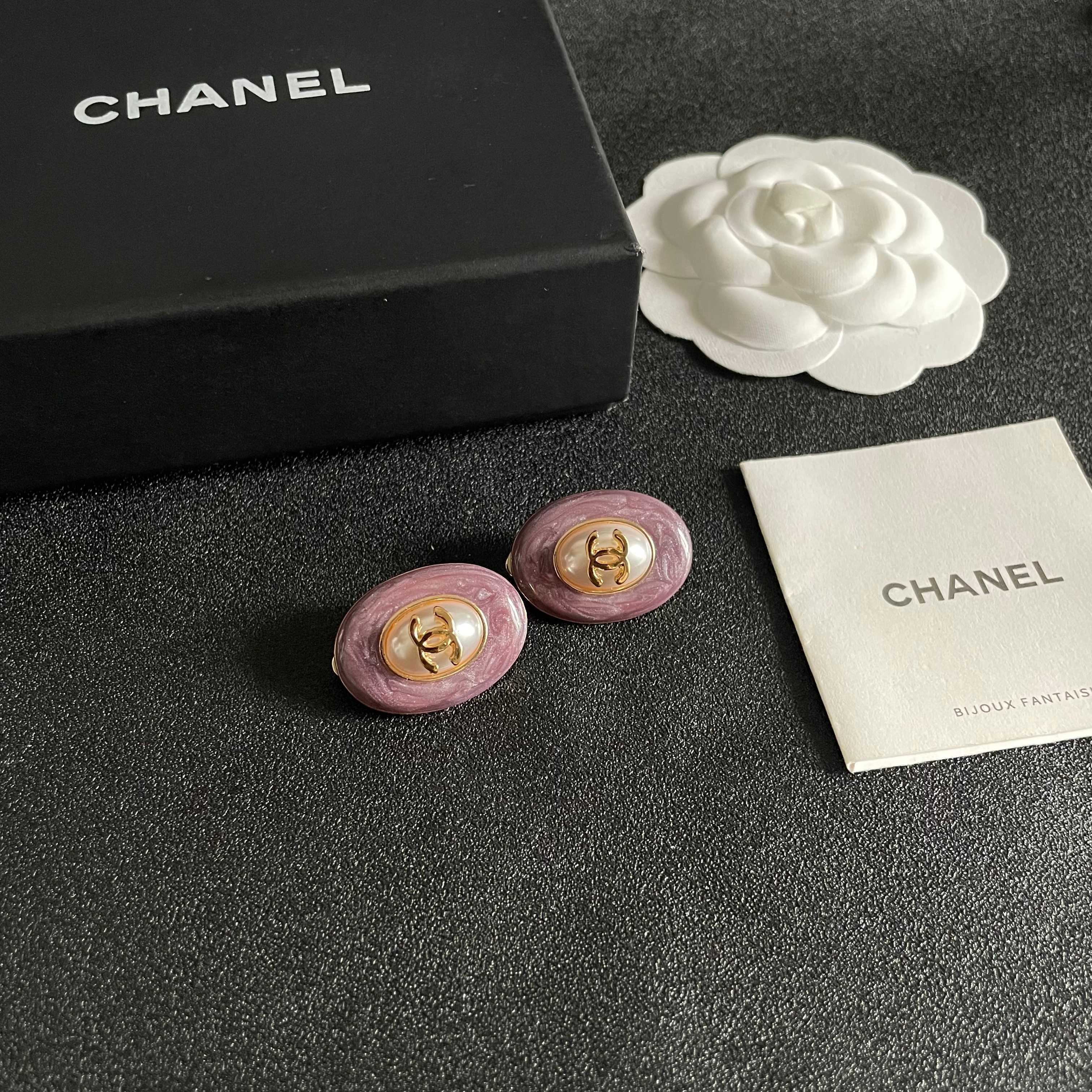 CHANEL 26S DOUBLE C LOGO PURPLE ENAMEL PEARL OVAL STUD EARRINGS IN GOLD METAL 629154