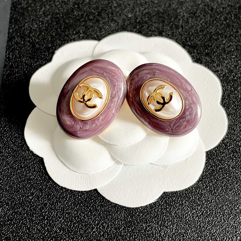 CHANEL 26S DOUBLE C LOGO PURPLE ENAMEL PEARL OVAL STUD EARRINGS IN GOLD METAL 629154